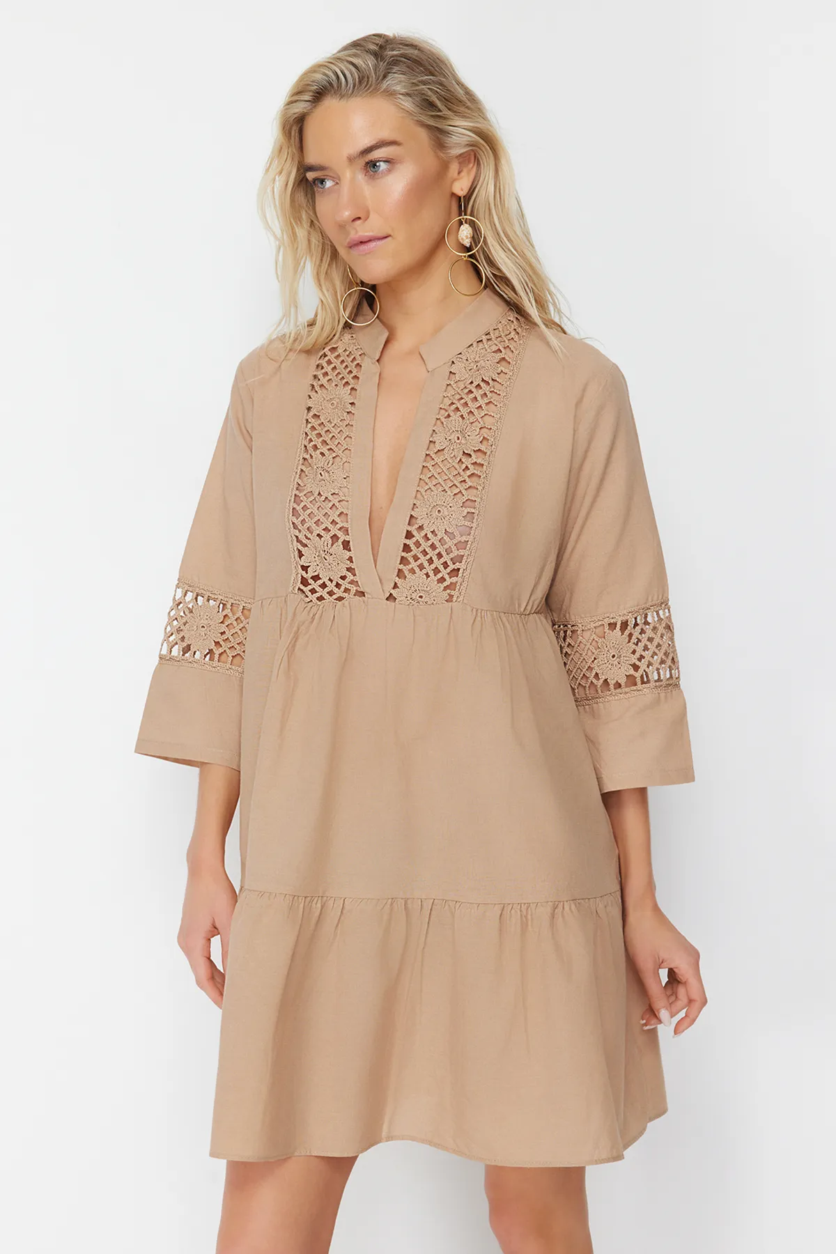 Trendyol Collection  Beigefarbenes Mini-Strandkleid aus 100 % Baumwolle mit gewebter Spitze und Details TBESS20EL0854