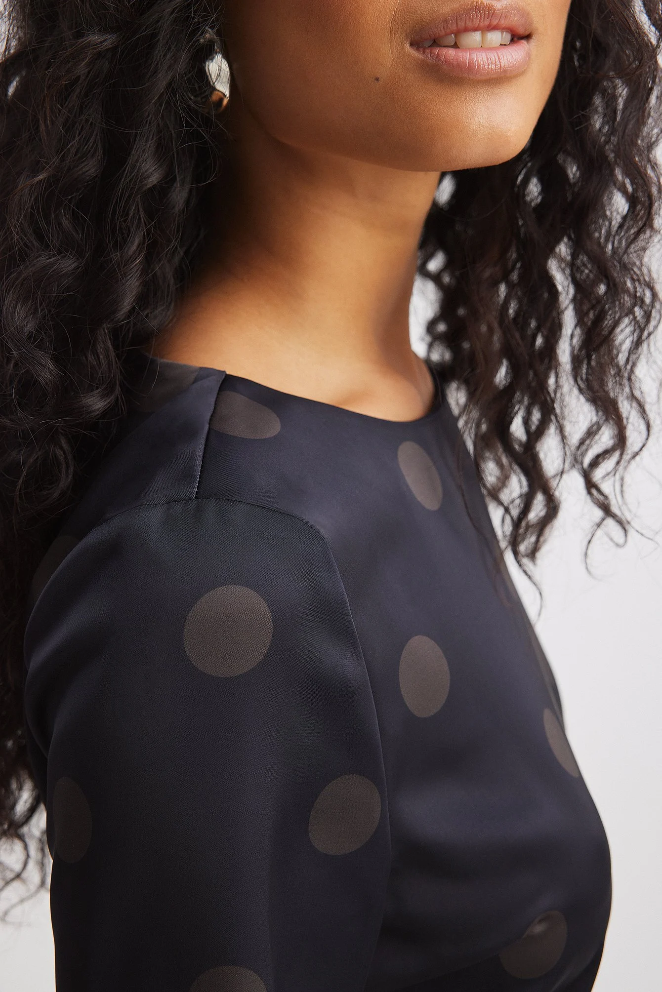Gepunktetes Midikleid aus Satin