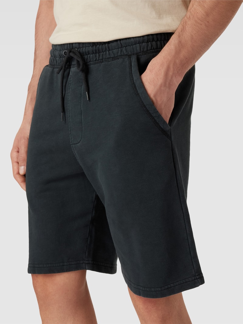 Shorts mit seitlichen Eingrifftaschen in schwarz