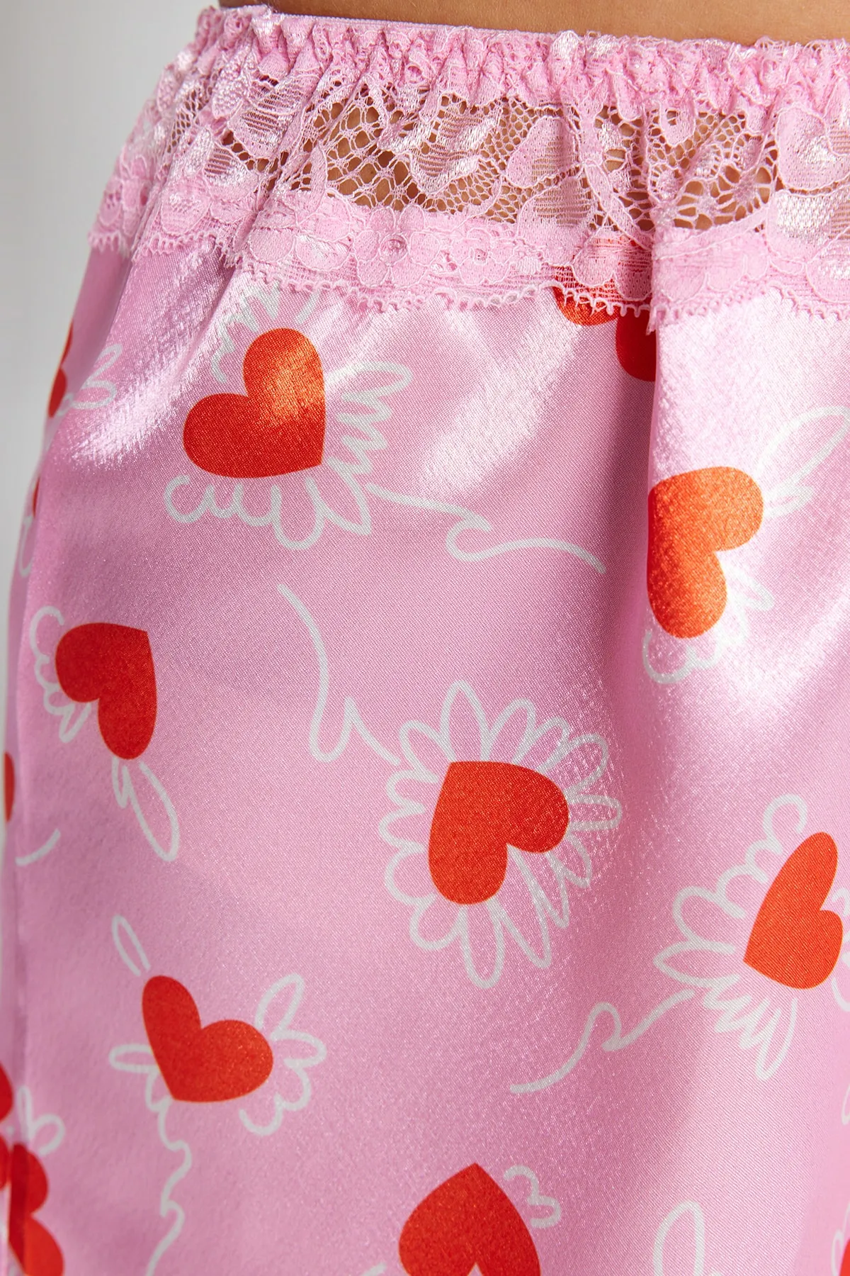 Trendyol Collection  Rosa-mehrfarbiges Pyjama-Set aus Satin mit Herz-Spitze und Seilträgern THMSS23PT00105