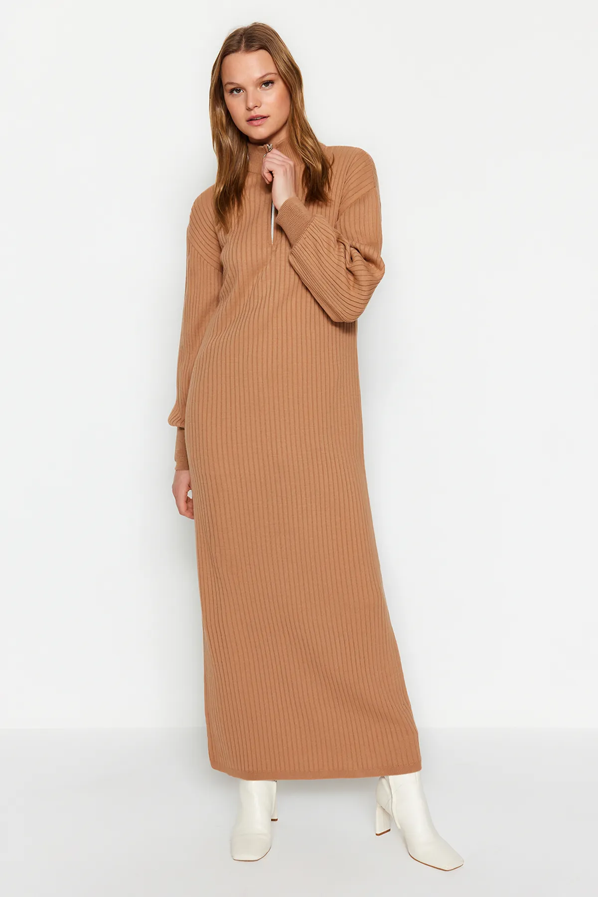 Trendyol Modest  Kamelfarbenes Rippstrickkleid mit Kragen und Reißverschluss TCTAW24EB00128