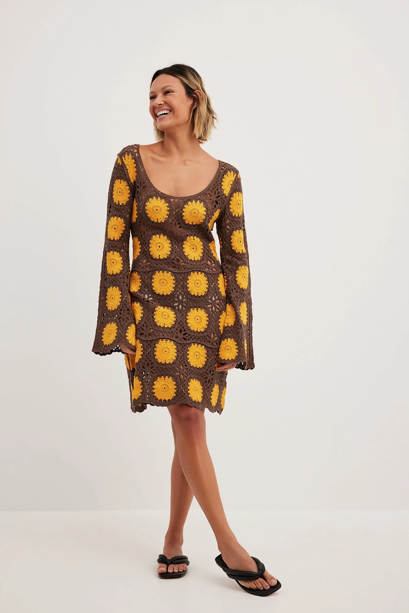 Gehäkeltes Strickminikleid mit langen Ärmeln