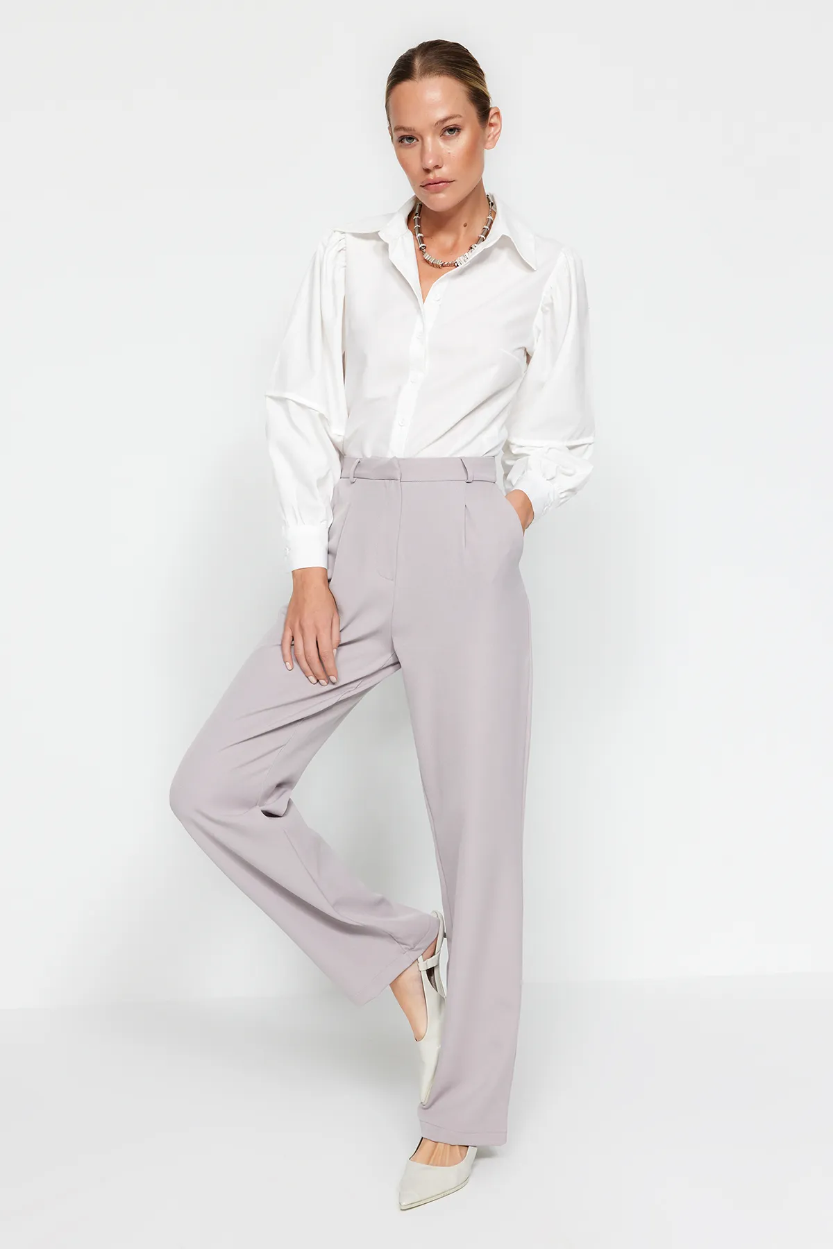 Trendyol Collection  Graue, plissierte Webhose mit weitem Bein TWOSS21PL0155