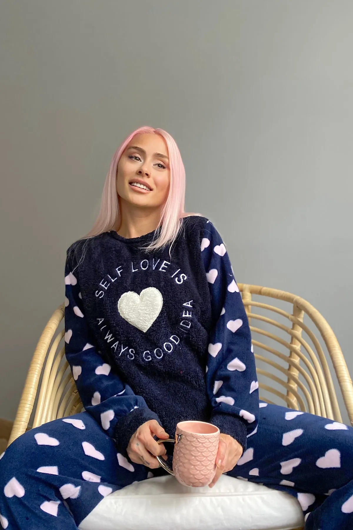 Pijamaevi  Marineblaues, gemustertes Plüsch-Pyjama-Set für Damen mit Selbstliebe-Motiv