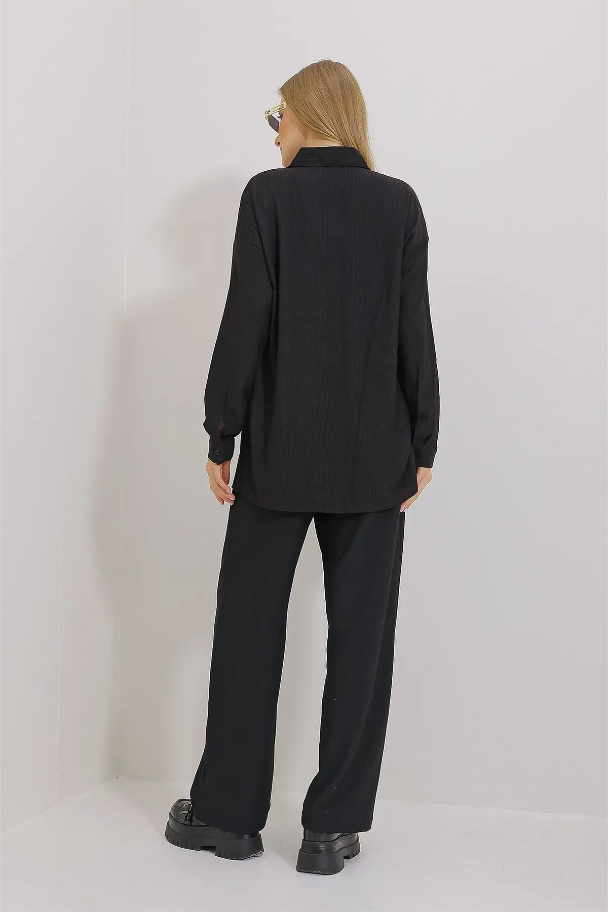 Trend Alaçatı Stili  Schwarzes Oversize-Shirt und locker geschnittene Crinkle-Hose-Set für Damen ALC-X9652