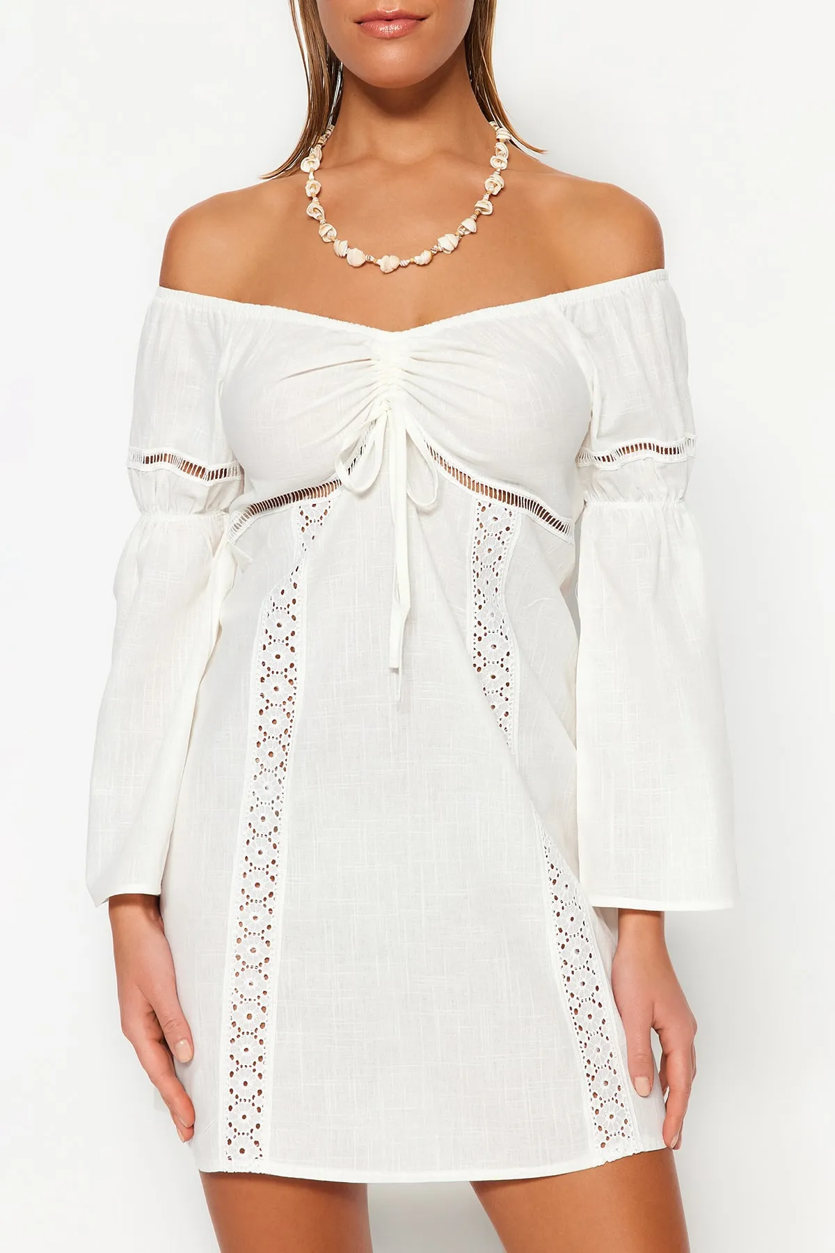 Trendyol Collection  Ecrufarbenes Mini-Strandkleid aus 100 % Baumwolle mit Webband-Accessoires TBESS23EL00207