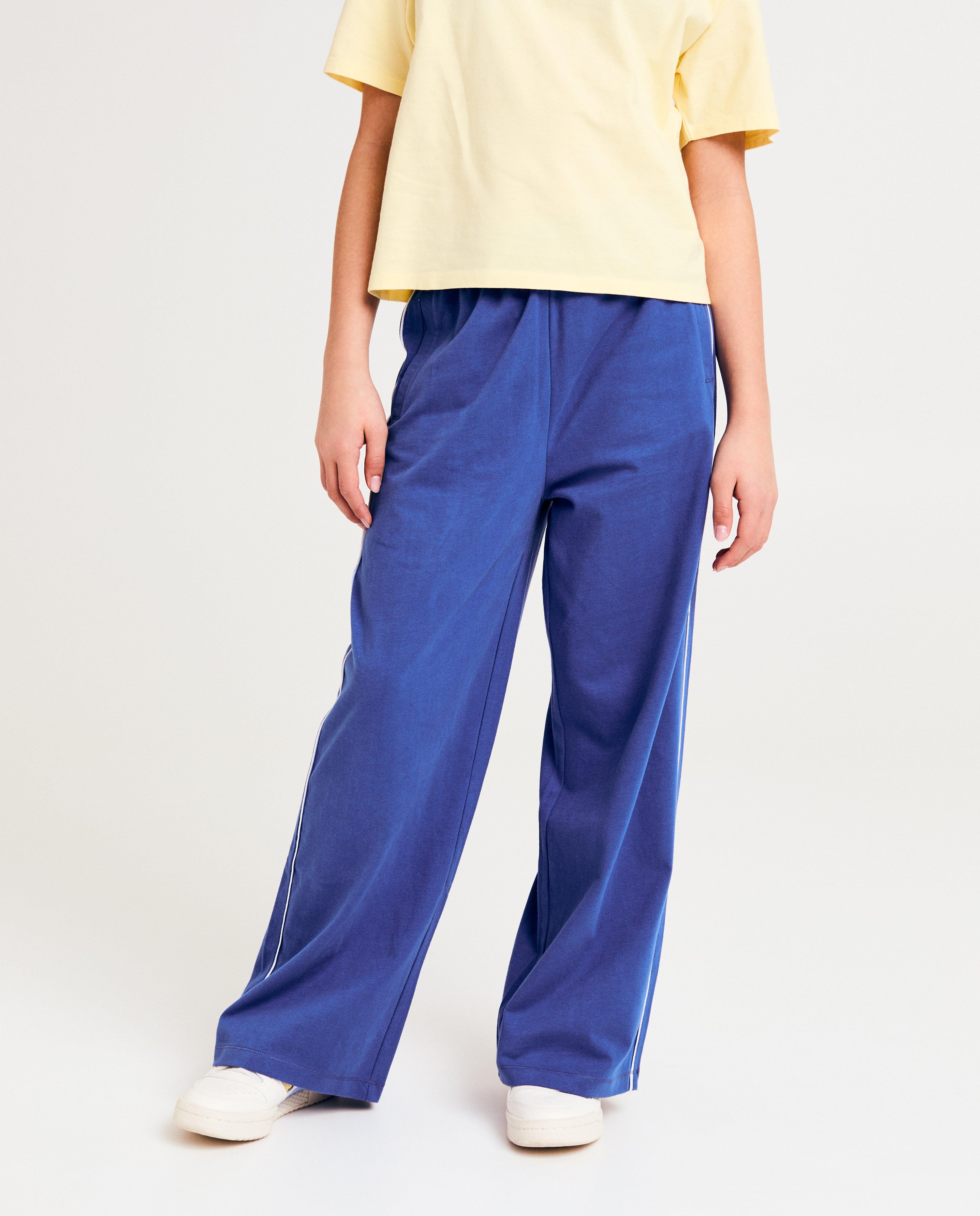 Pantaloni de trening Blue Fish & Chips cu bordură decorativă