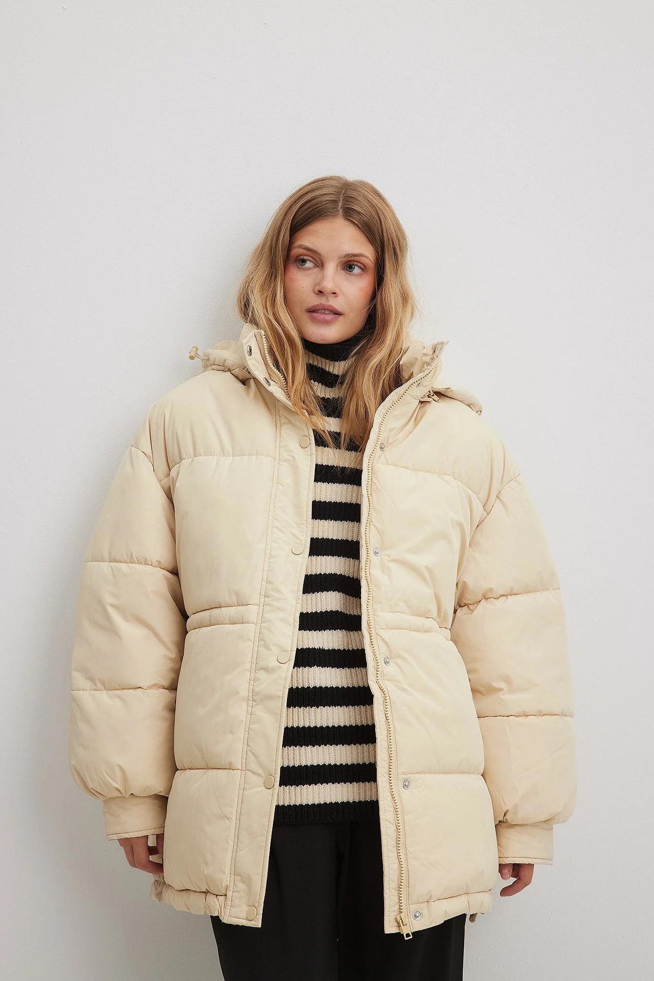 Recycelte gefütterte Jacke mit Kordelzug an der Taille