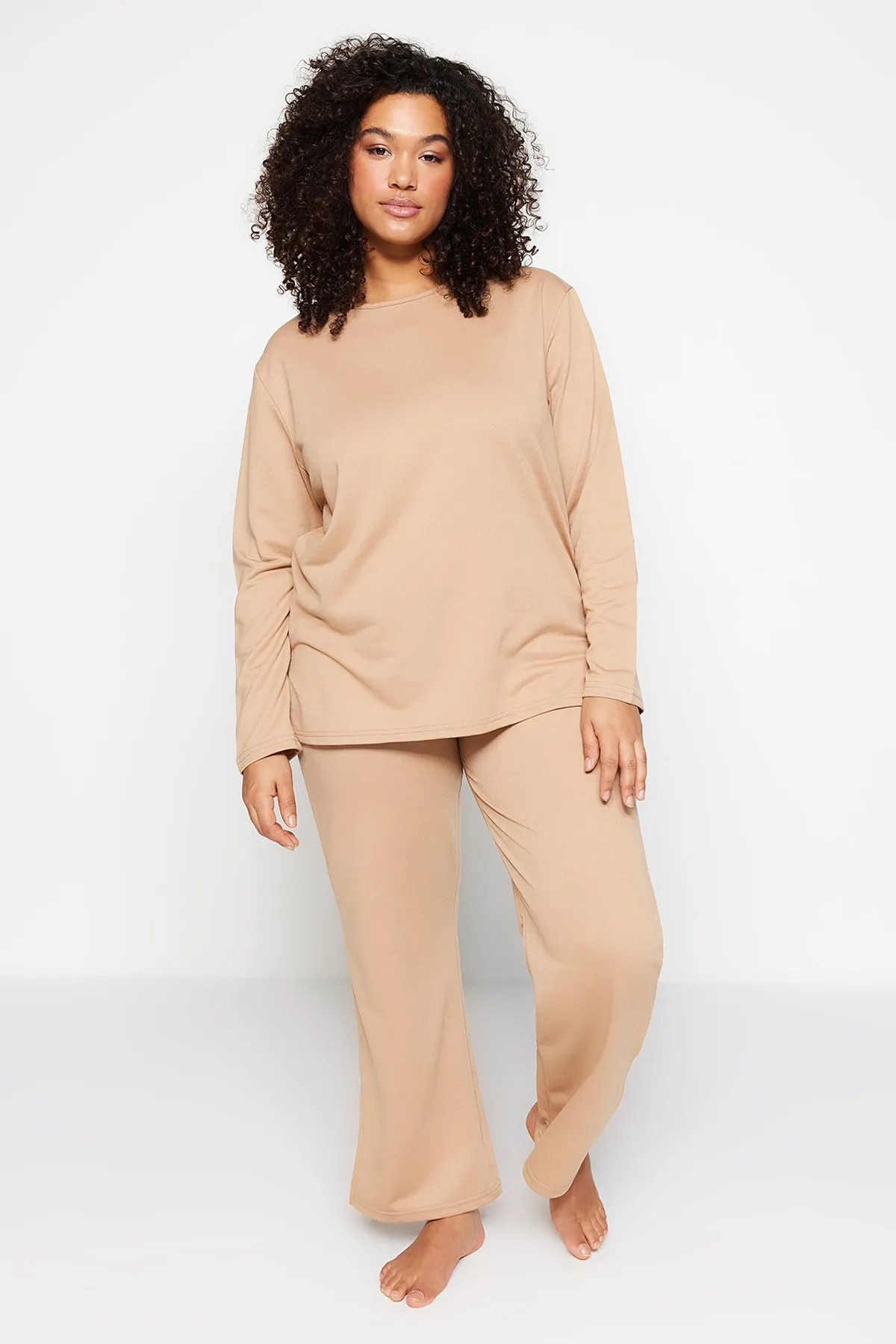 Trendyol Curve  Beiges Pyjama-Set mit Strickbündchen und Schlitz TBBAW23AI00055