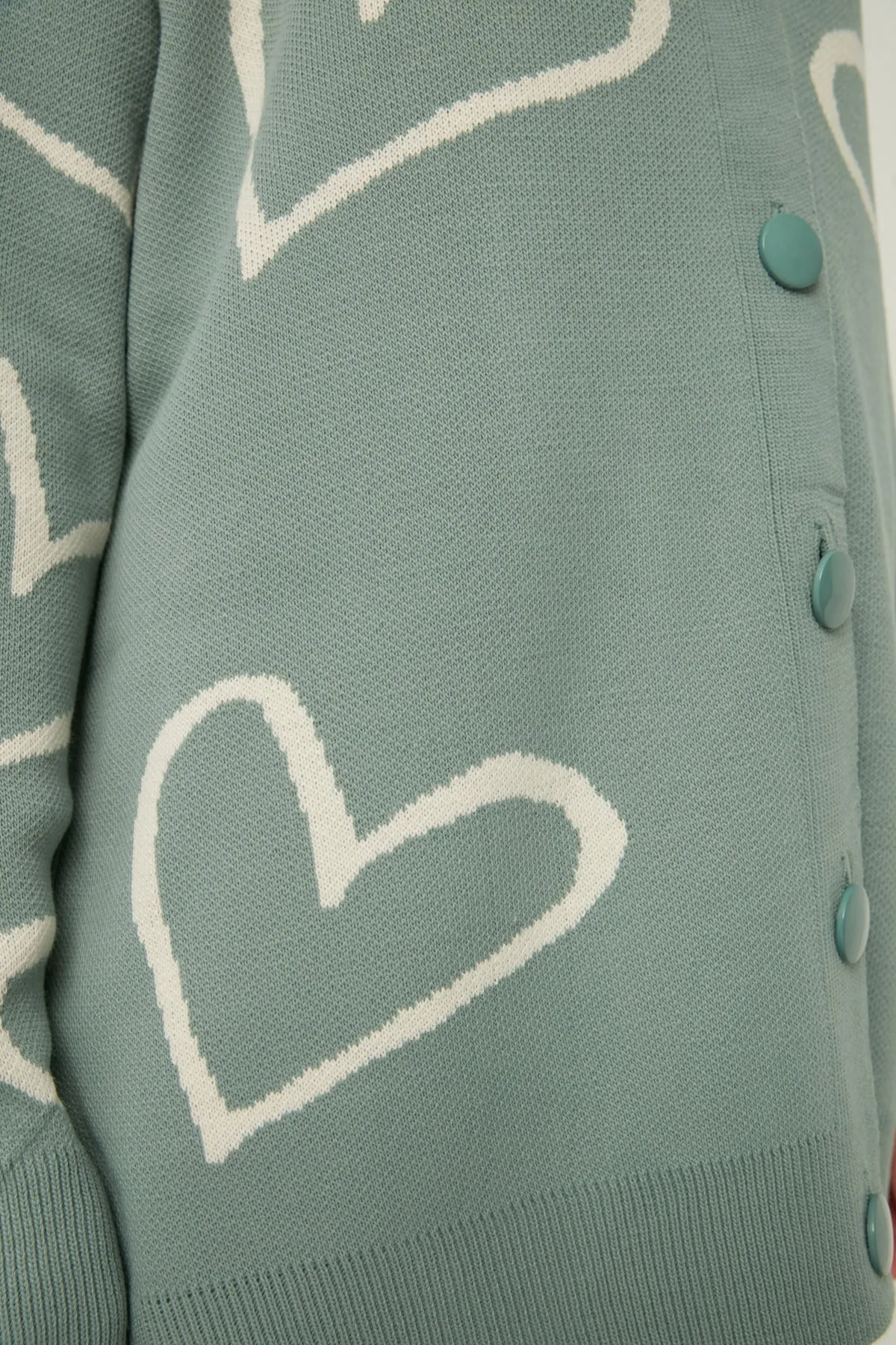 Trendyol Modest  Mintfarbene Strickjacke mit V-Ausschnitt und Herzmuster TCTAW22TH0161