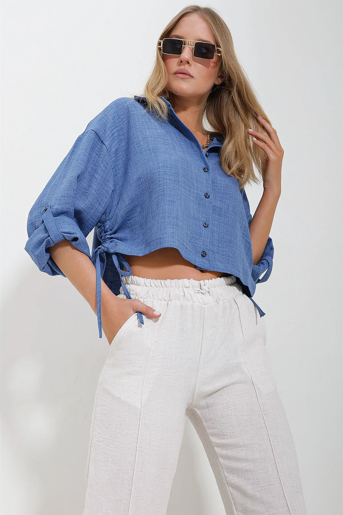 Trend Alaçatı Stili  Blaues, seitlich gerafftes Melange-Leinen-Crop-Shirt für Damen ALC-X11625
