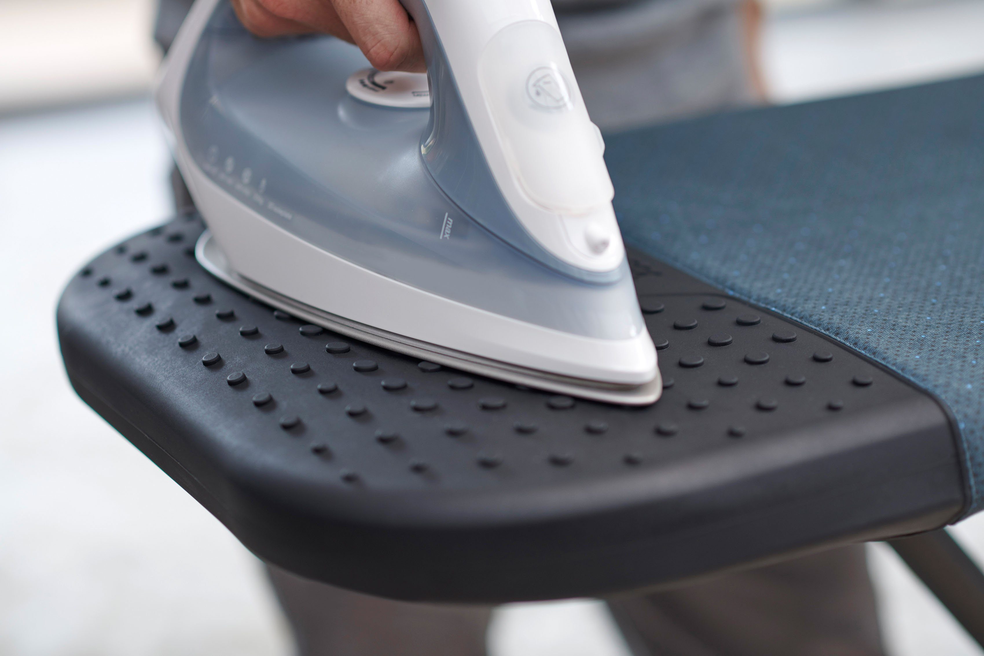 Joseph Joseph Bügelbrett Glide™ Plus, Bügelfläche 108x38 cm, DripShield™ Technologie & hitzebeständiger Silikon-Bügeleisenauflage