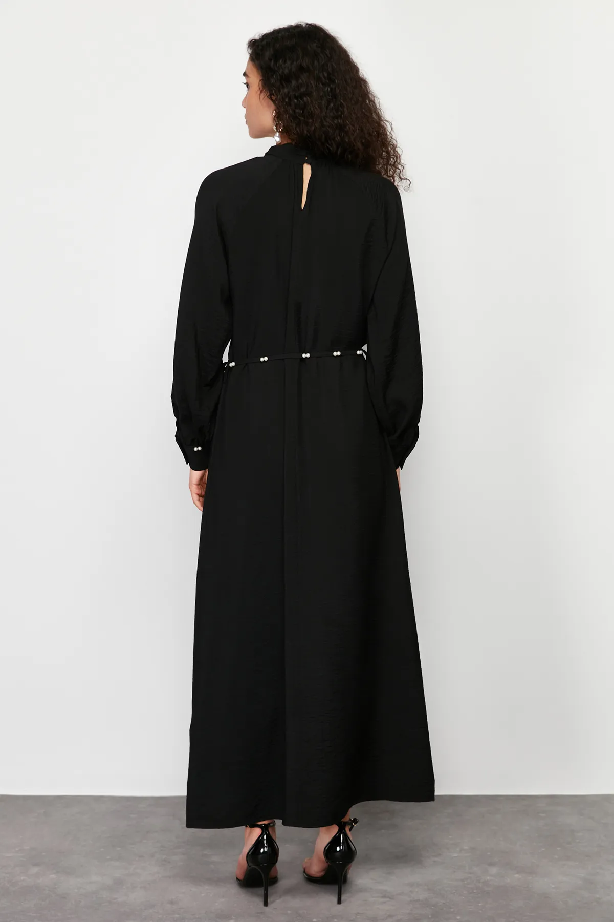 Trendyol Modest  Schwarzes, gewebtes Kleid mit Stehkragen und Perlengürtel TCTSS24EB00125