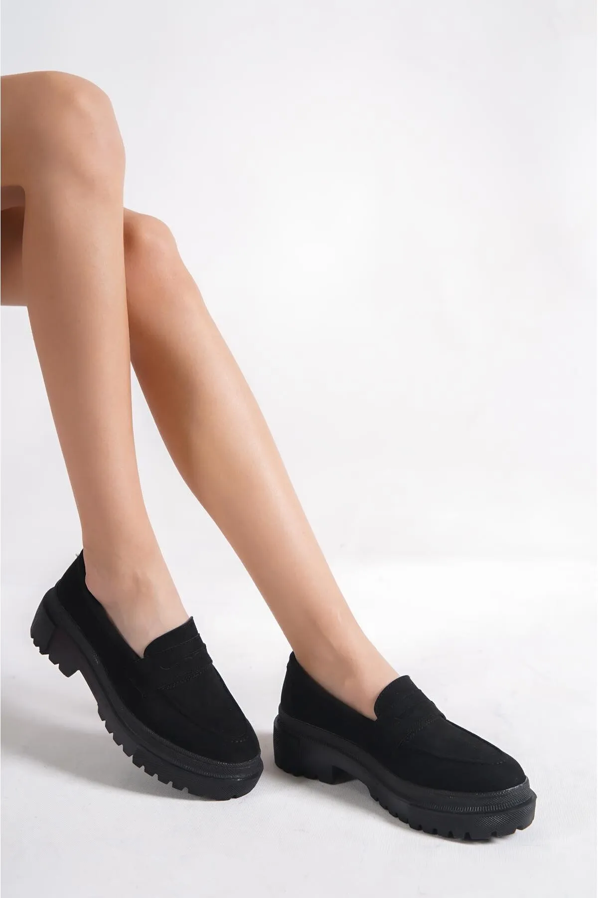 Capone Outfitters  Capone Damen-Loafer aus schwarzem Wildleder mit ovaler Zehenpartie und Trac-Sohle