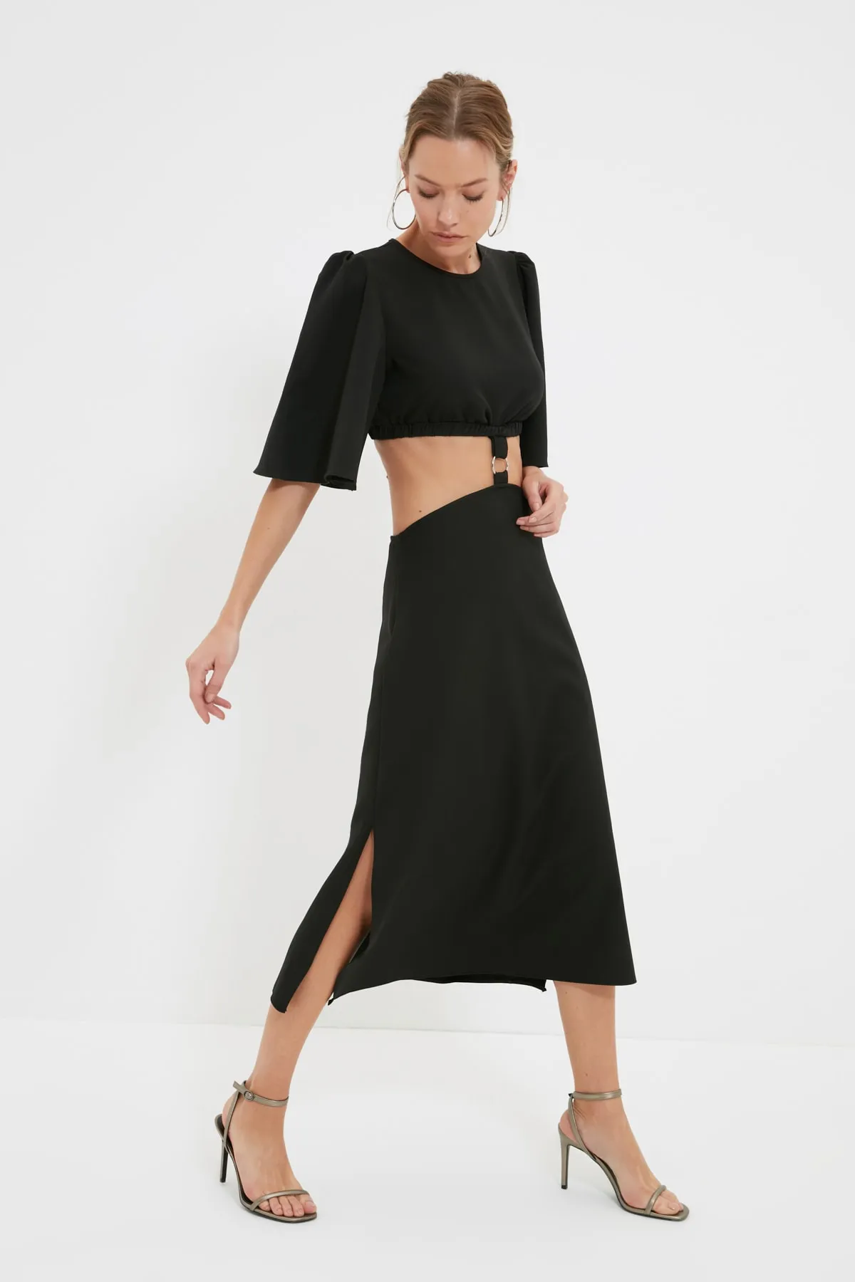 Trendyol Collection  Schwarzes, detailliertes Webkleid mit Cut-Outs TWOAW22EL0468