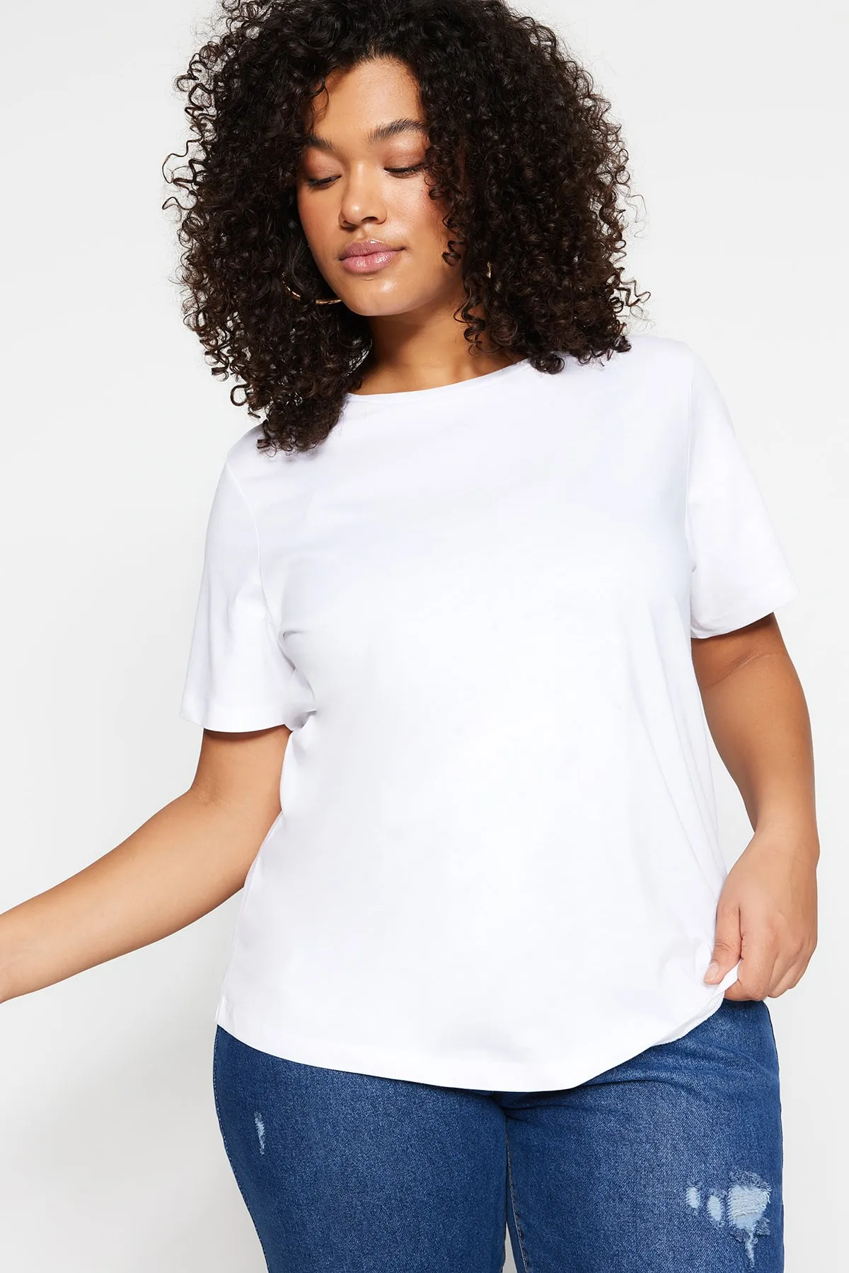 Trendyol Curve  Weißes Basic-Strick-T-Shirt mit Rundhalsausschnitt TBSSS22TS0733