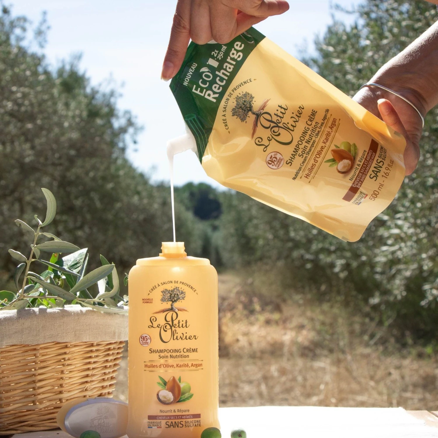 Champú en crema nutritivo Le Petit Olivier Eco-Refill con aceites de oliva, karité y argán.