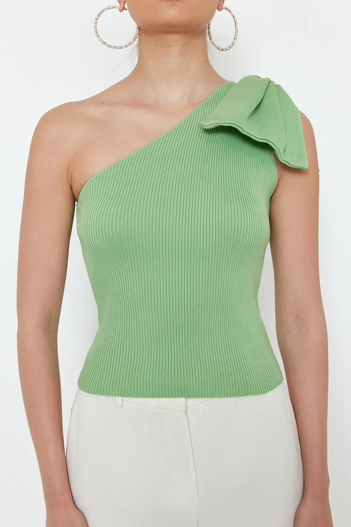 Trendyol Collection  Mintgrüne Bluse mit Schleife und einem Arm TPRSS22BZ0166