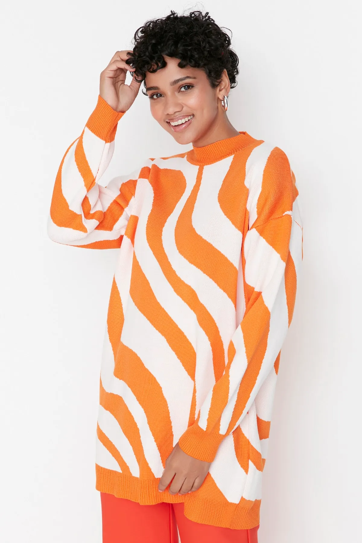 Trendyol Modest  Ecru-orangefarbener Strickpullover mit halbem Rollkragen und Tierstreifenmuster TCTAW23KZ00023