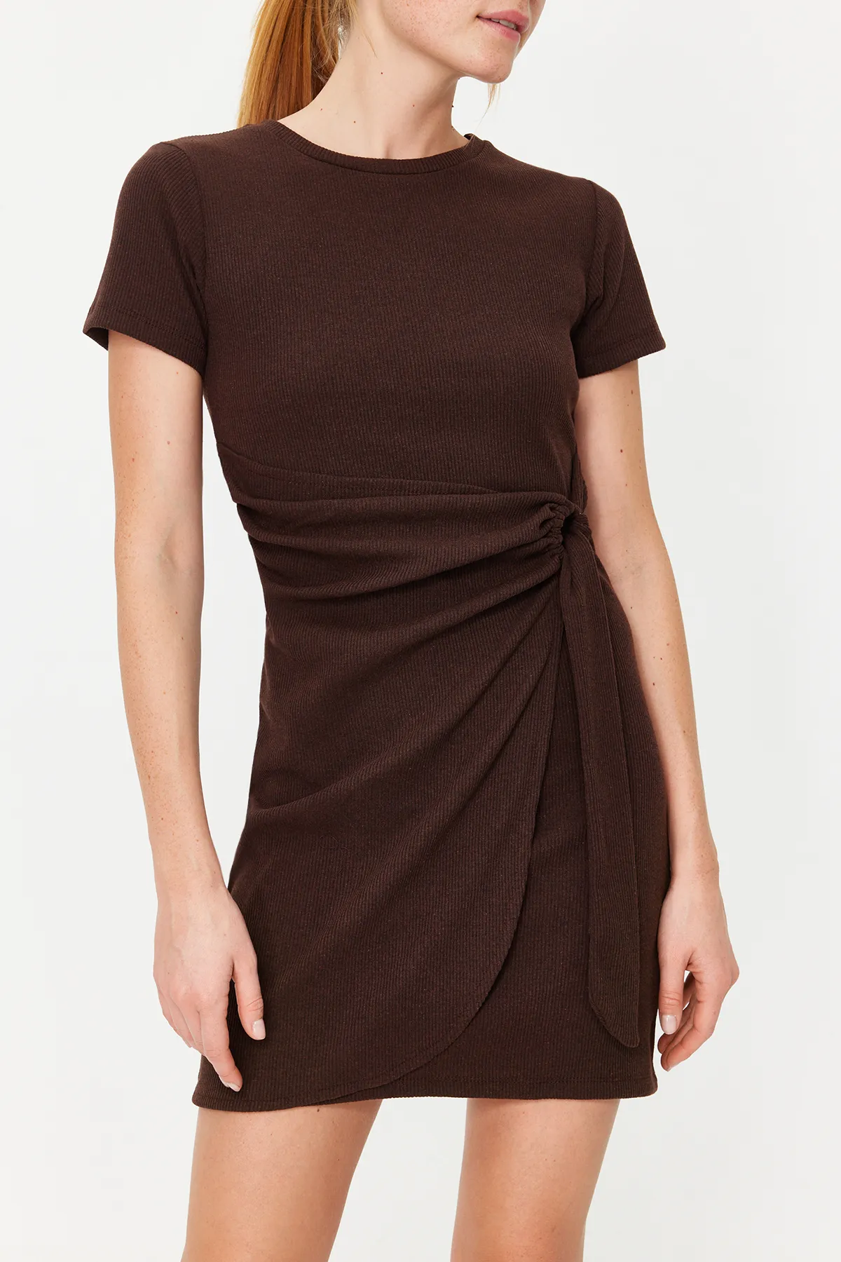 Trendyol Collection  Braunes Mini-Strickkleid mit Krawatte und Rundhalsausschnitt im Strick-Look TWOSS22EL0751