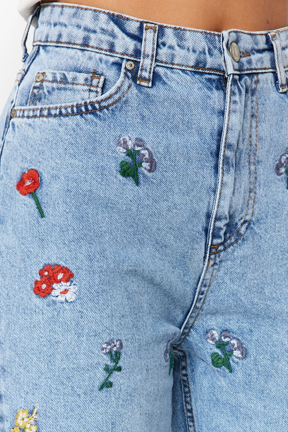 Trendyol Collection  Blaue bestickte Mom-Jeans mit hoher Taille TWOSS21JE0591