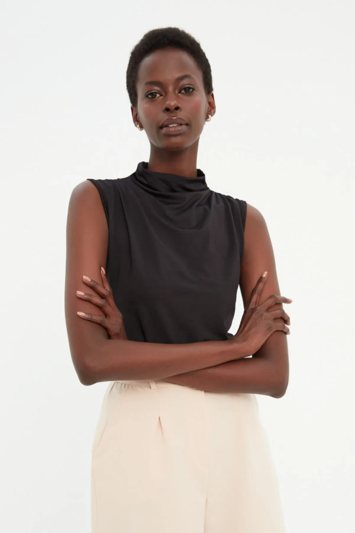 Trendyol Collection  Schwarzer Rollkragen-Body aus dehnbarem Strick mit Druckknöpfen, ärmellos, TWOAW22BD0006