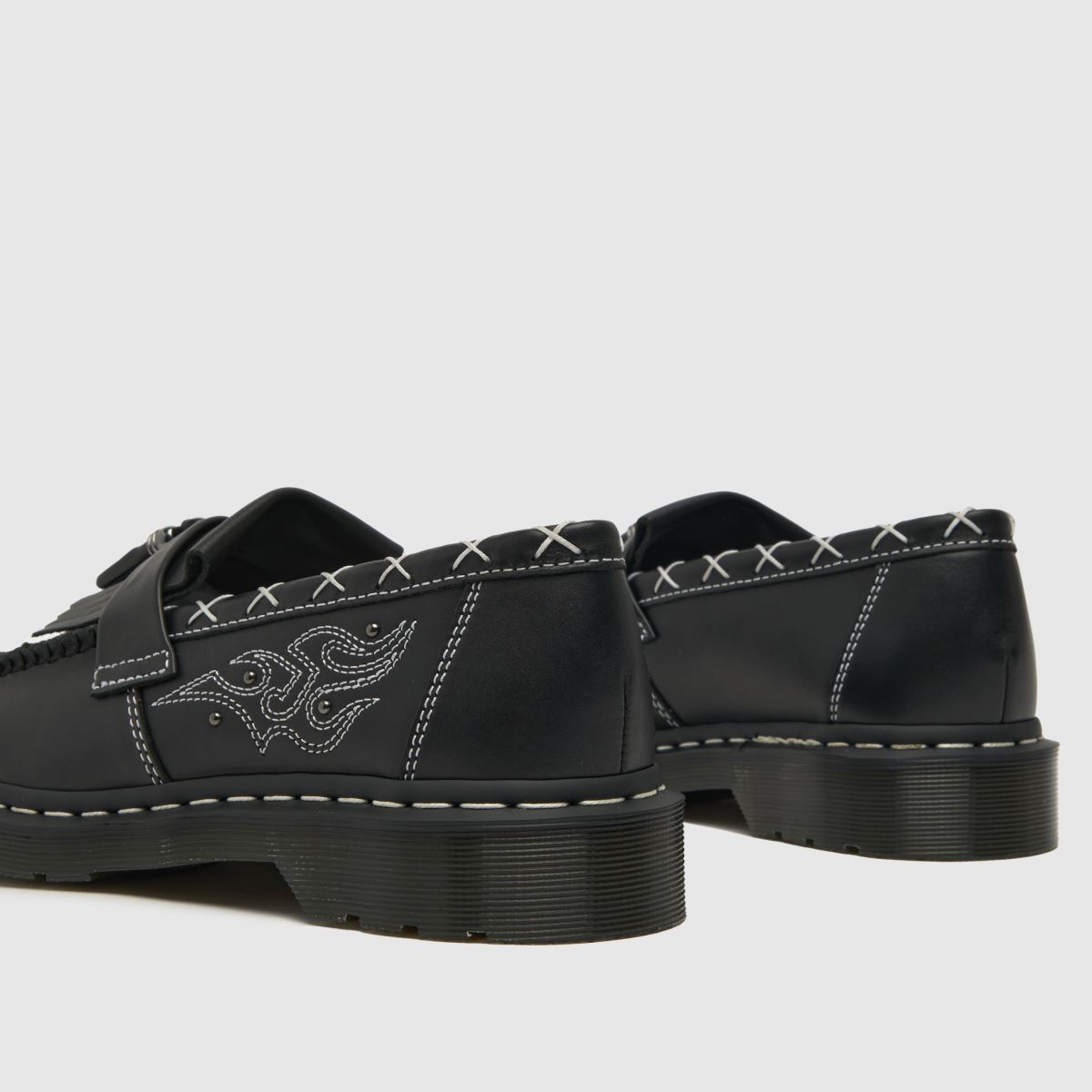 Dr Martens – Adrian – Svarta, platta skor med gotisk design