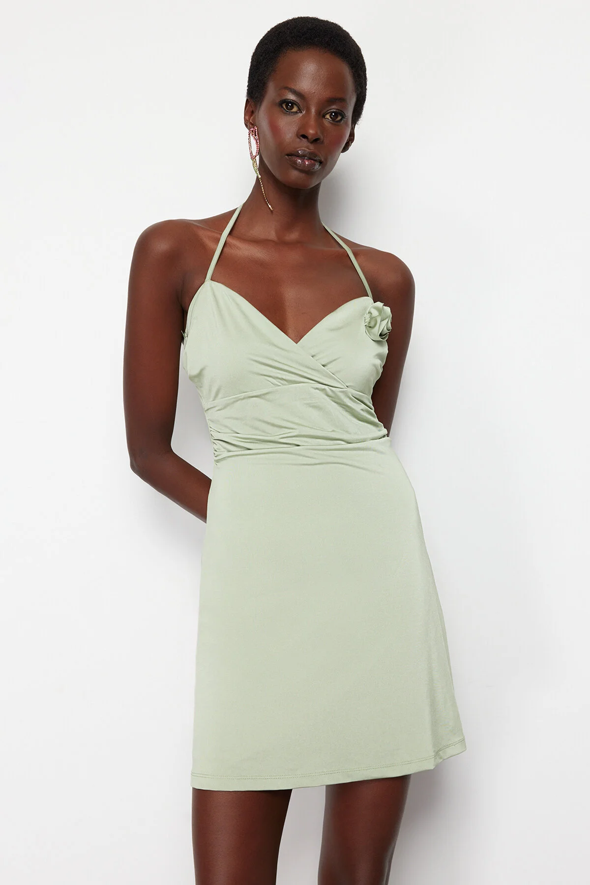 Trendyol Collection  Hellgrünes, tailliertes/Skater-Strickkleid mit Blumendetail, elegantes Abendkleid TPRSS24EL00107