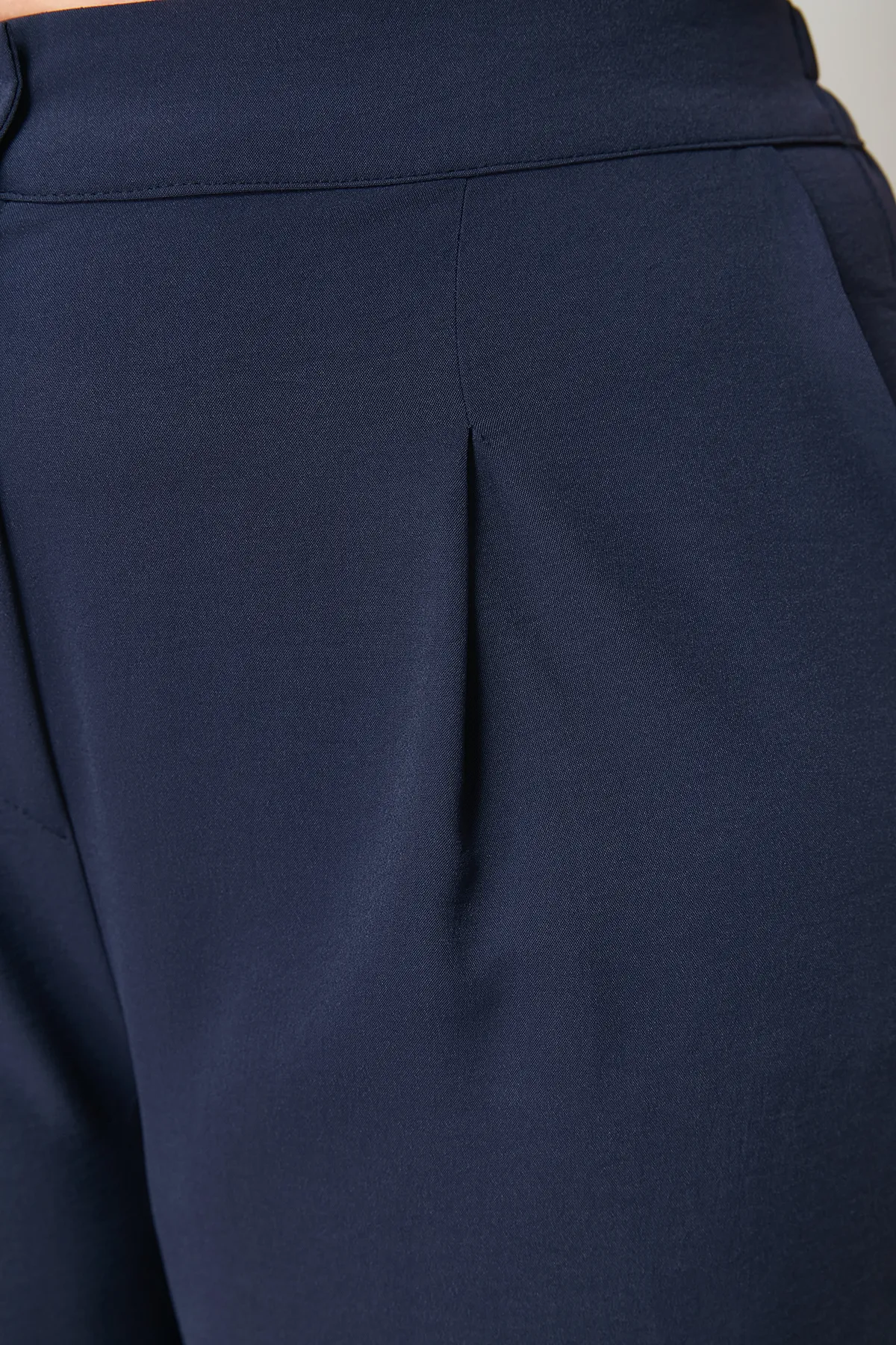 Trendyol Curve  Marineblaue plissierte Webhose mit hoher Taille TBBSS22PL0448