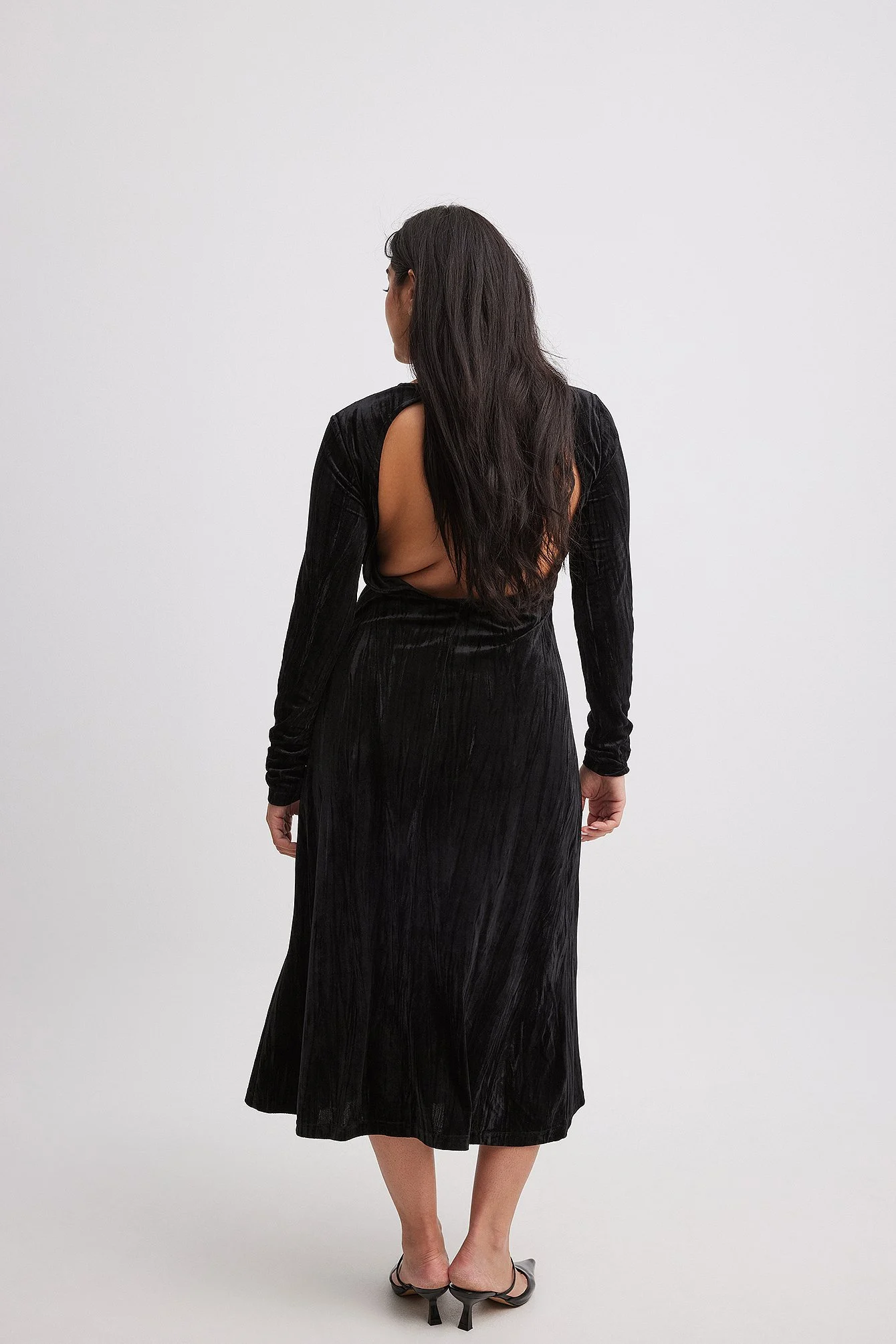 Samt-Midikleid mit tiefem Rückenausschnitt