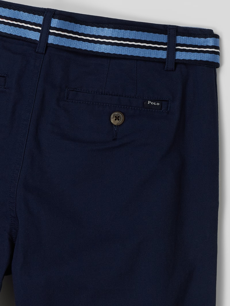 Chino mit Gürtel in marineblau