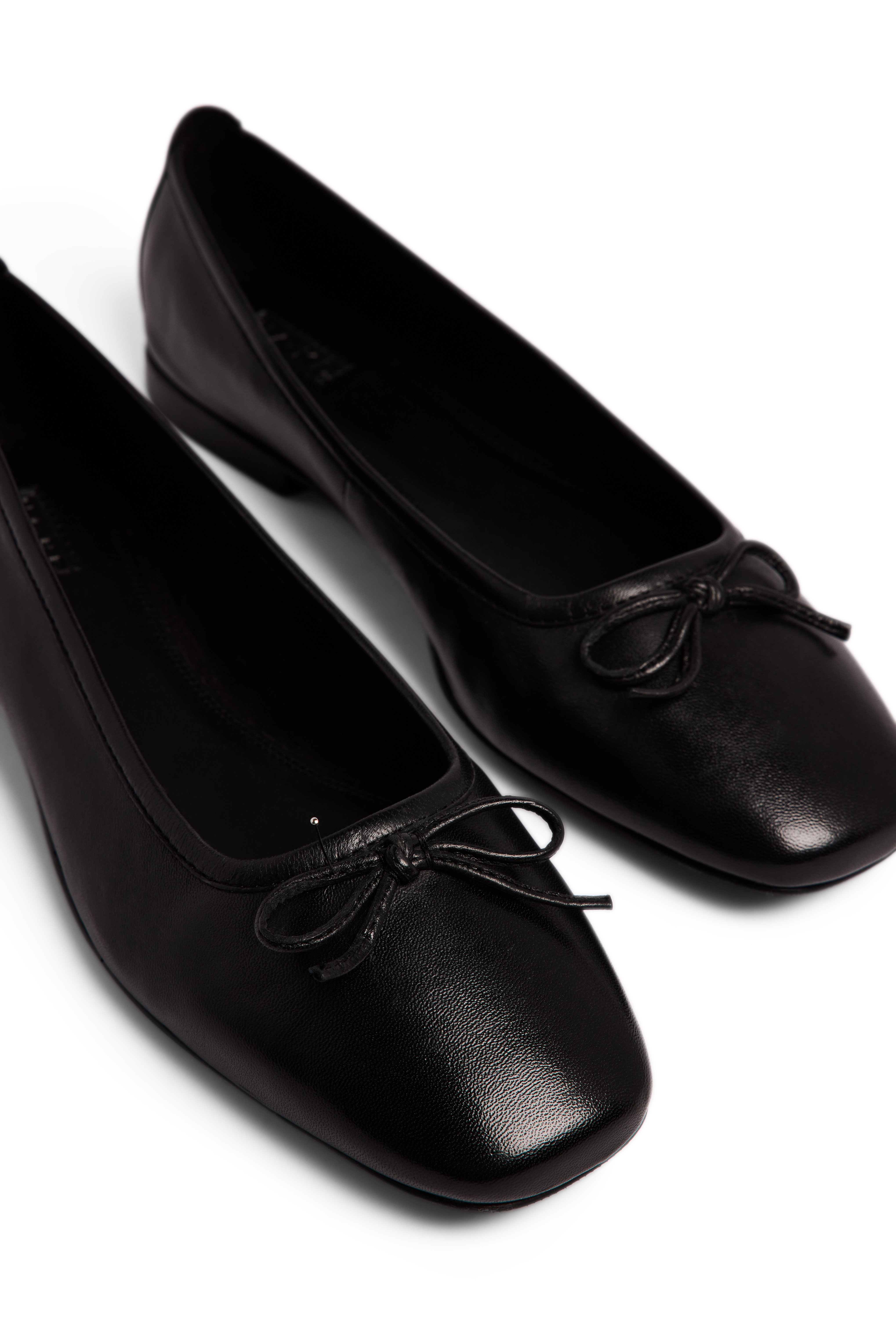 Ballerinas aus Leder mit eckiger Spitze