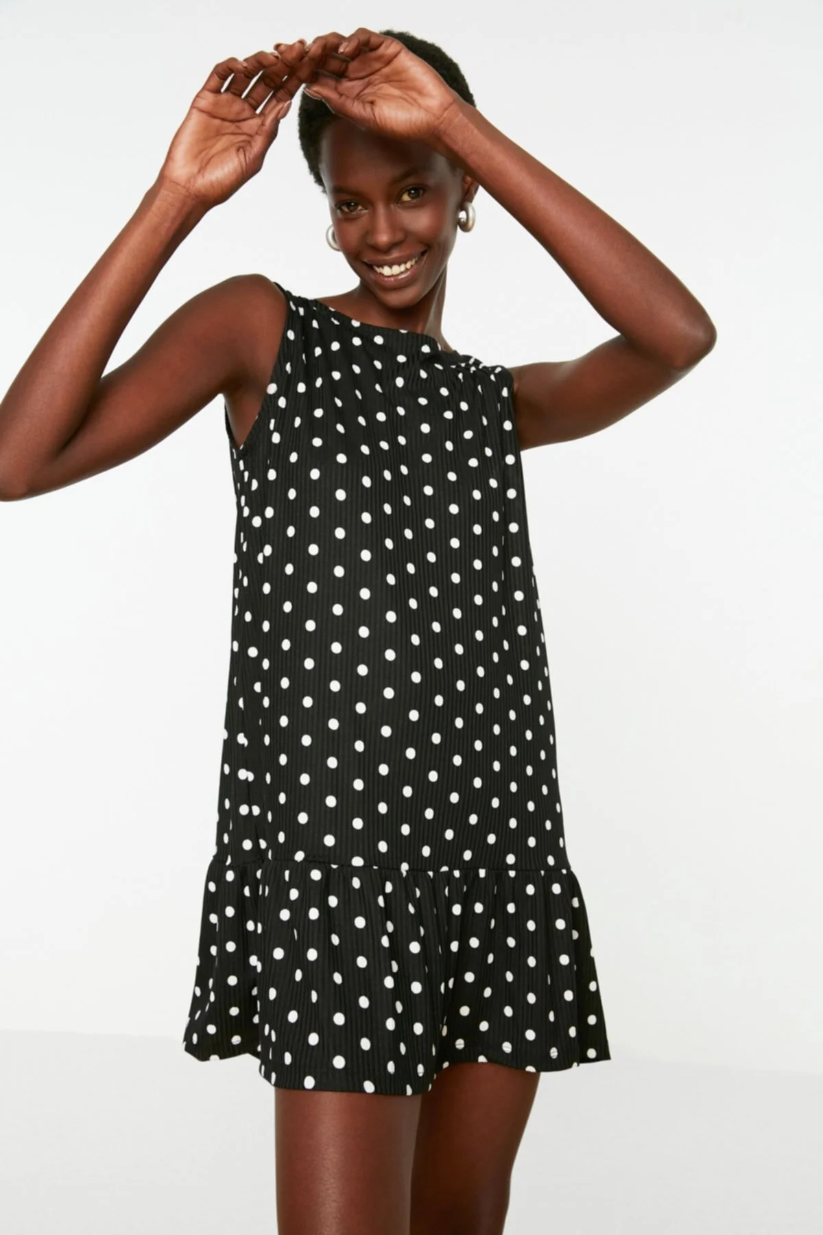 Trendyol Collection  Schwarzes, gepunktetes, ärmelloses, flexibles Strickkleid mit Rüschen und Volants TWOSS22EL0794