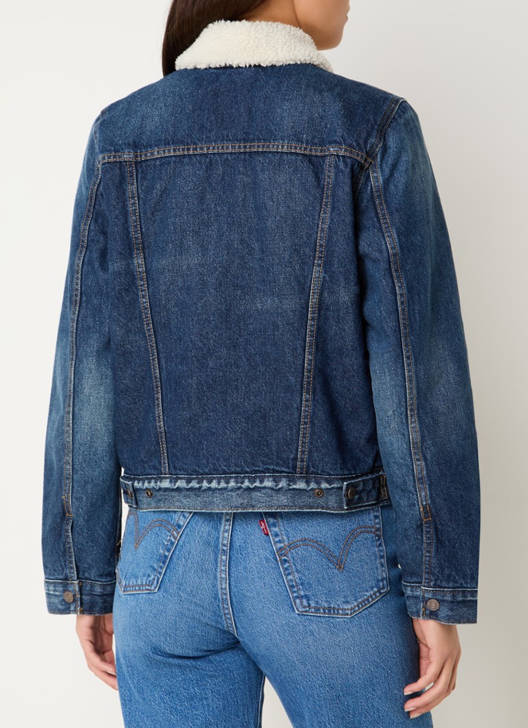 Jachetă originală Levi's din denim cu căptușeală din fleece și buzunare laterale.