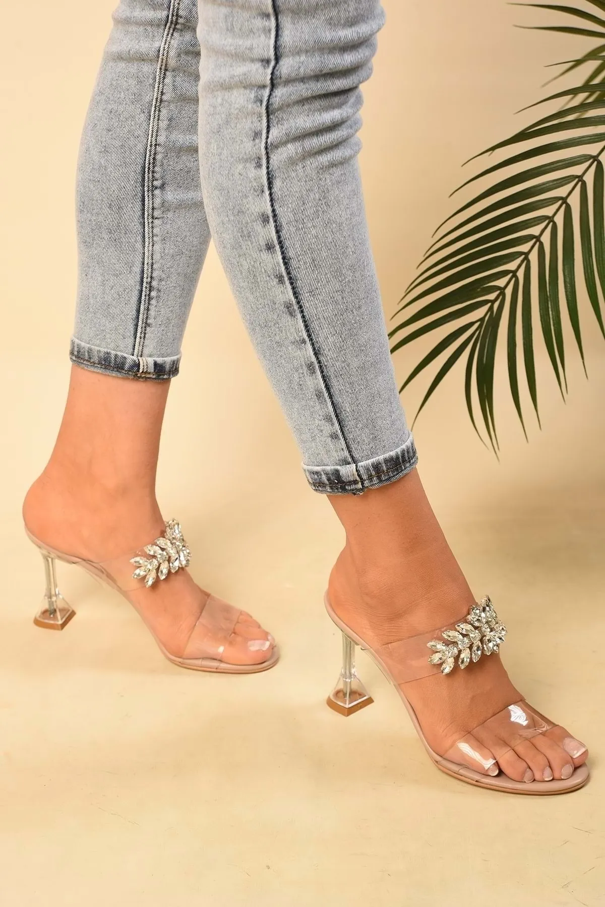 Shoeberry  Damen-Slipper von Destzira Skin mit transparentem Steinband und Absatz