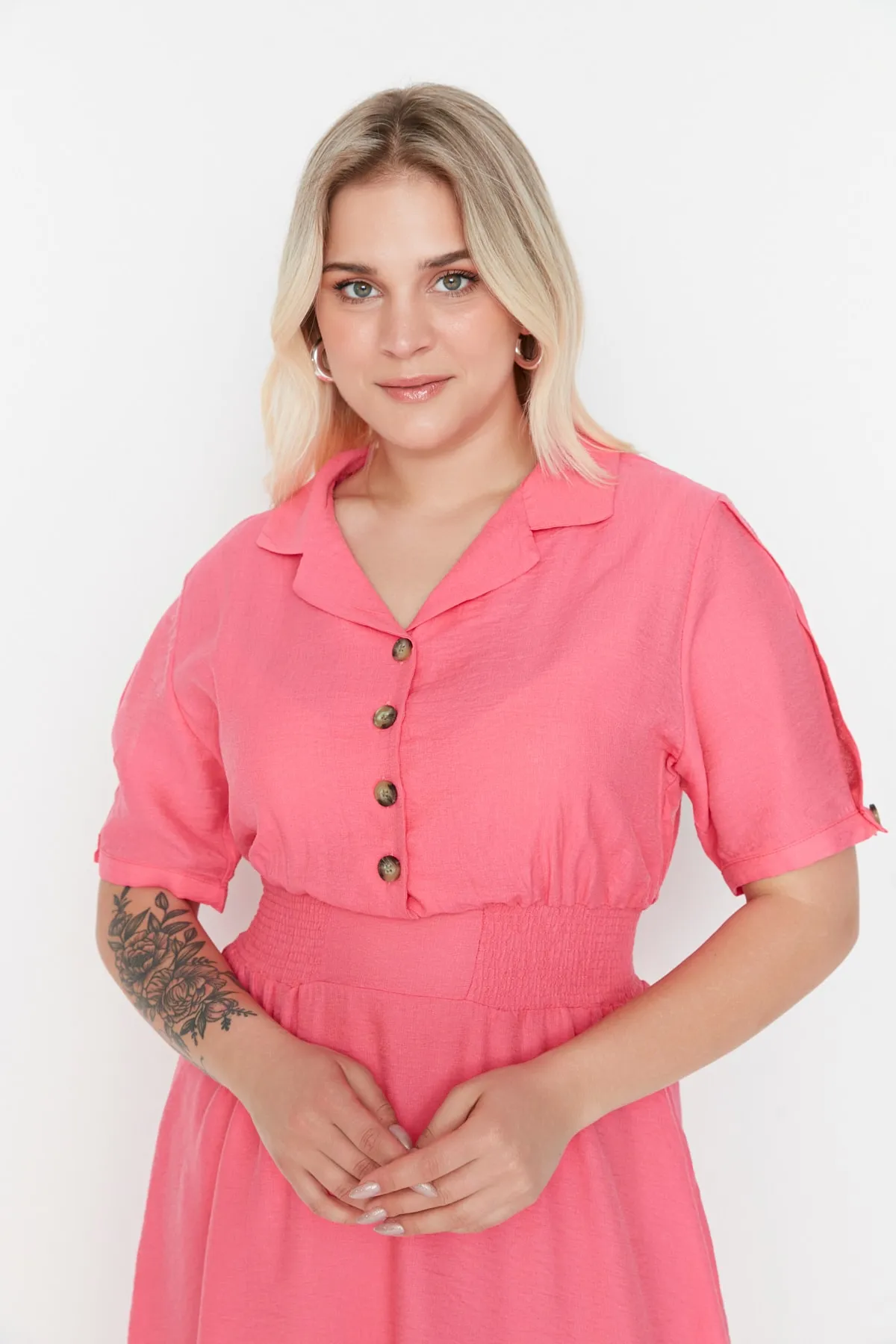 Trendyol Curve  Rosa gewebtes Kleid mit Zierstreifen und Knopfdetails TBBSS22EL1563