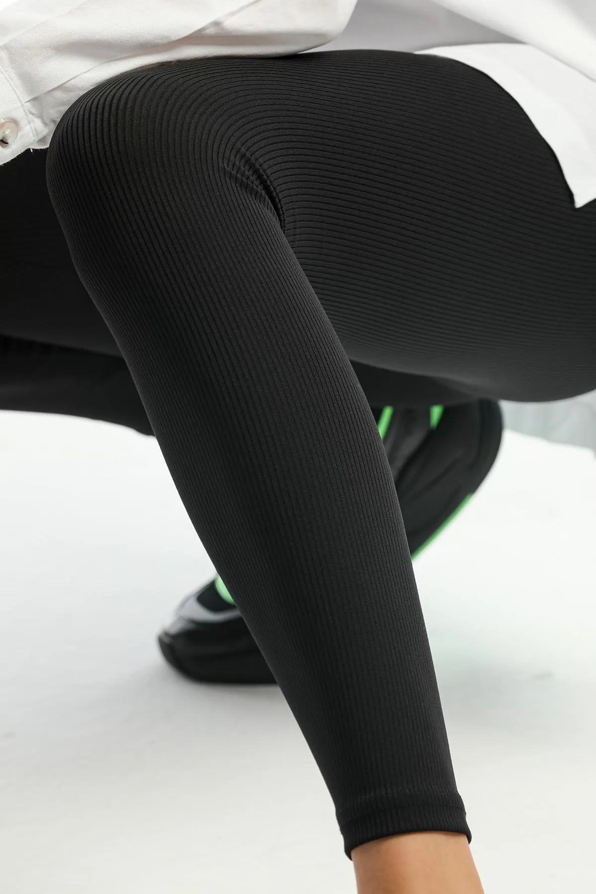 Domoda  Schwarze, gerippte, elastische Strickstrumpfhose mit hoher Taille und Interlock-Taille