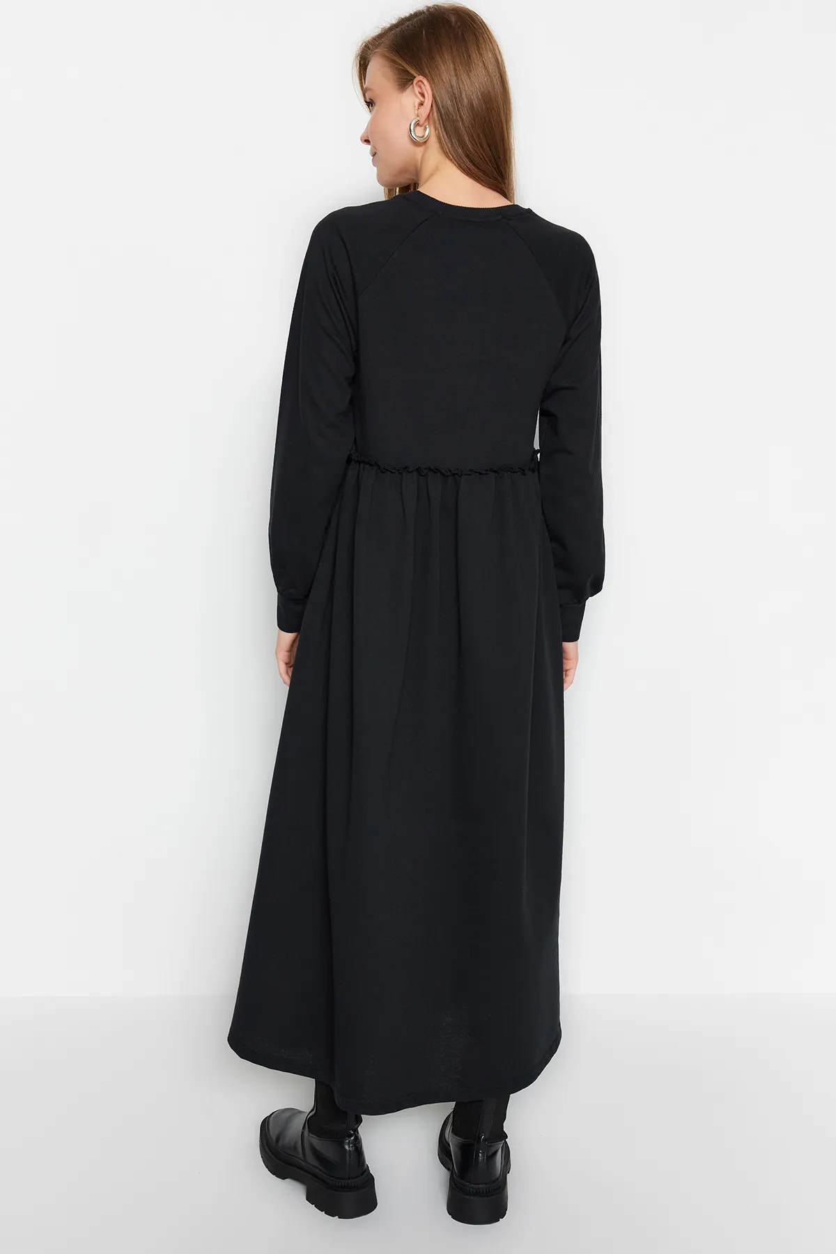 Trendyol Modest  Schwarzes Strickkleid mit Cut-Out-Taille TCTSS23EB00307