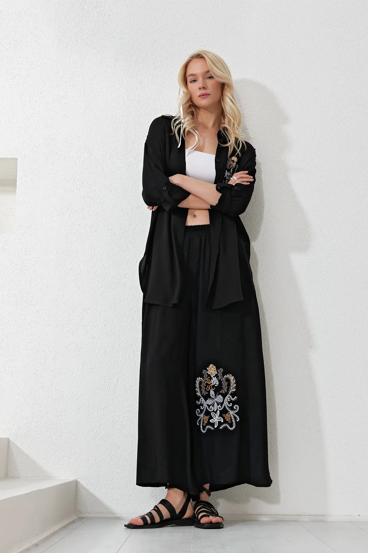 Trend Alaçatı Stili  Damen-Set aus schwarzem, vorne und hinten besticktem langem Hemd und lockerer Hose ALC-X11915