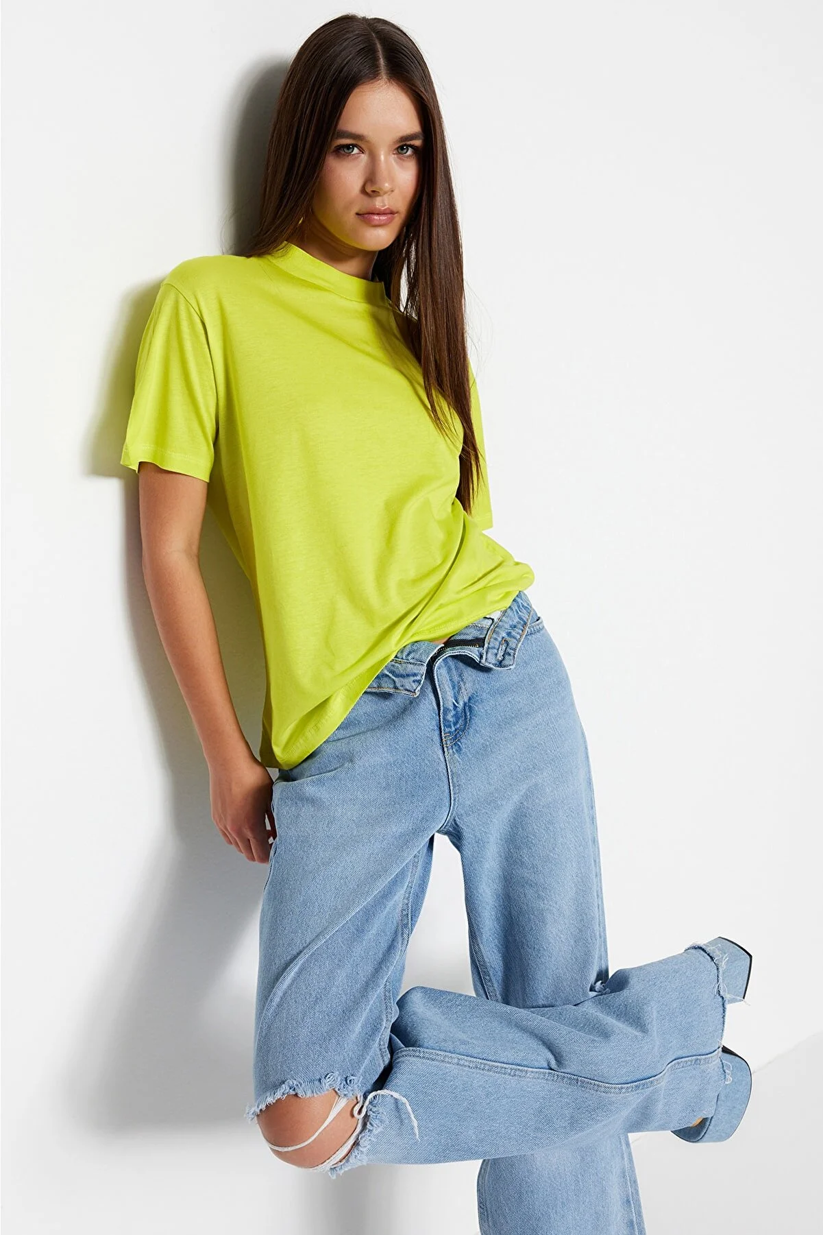 Trendyol Collection  Ölgrünes Basic-Strick-T-Shirt mit Stehkragen aus 100 % Baumwolle TWOAW20TS0096