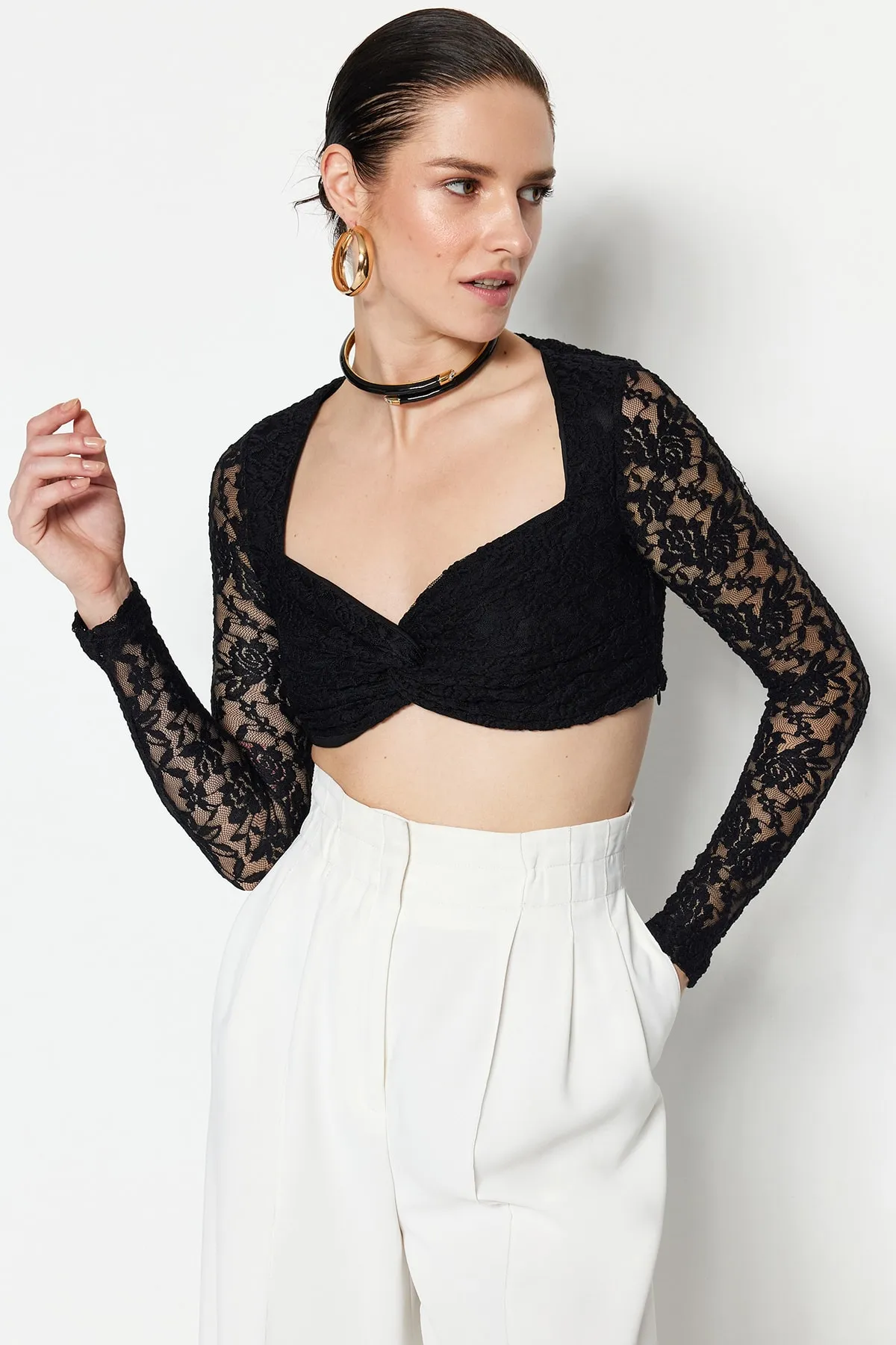 Trendyol Collection  Limited Edition Bustier mit schwarzer Spitze und Details TPRSS23BS00098