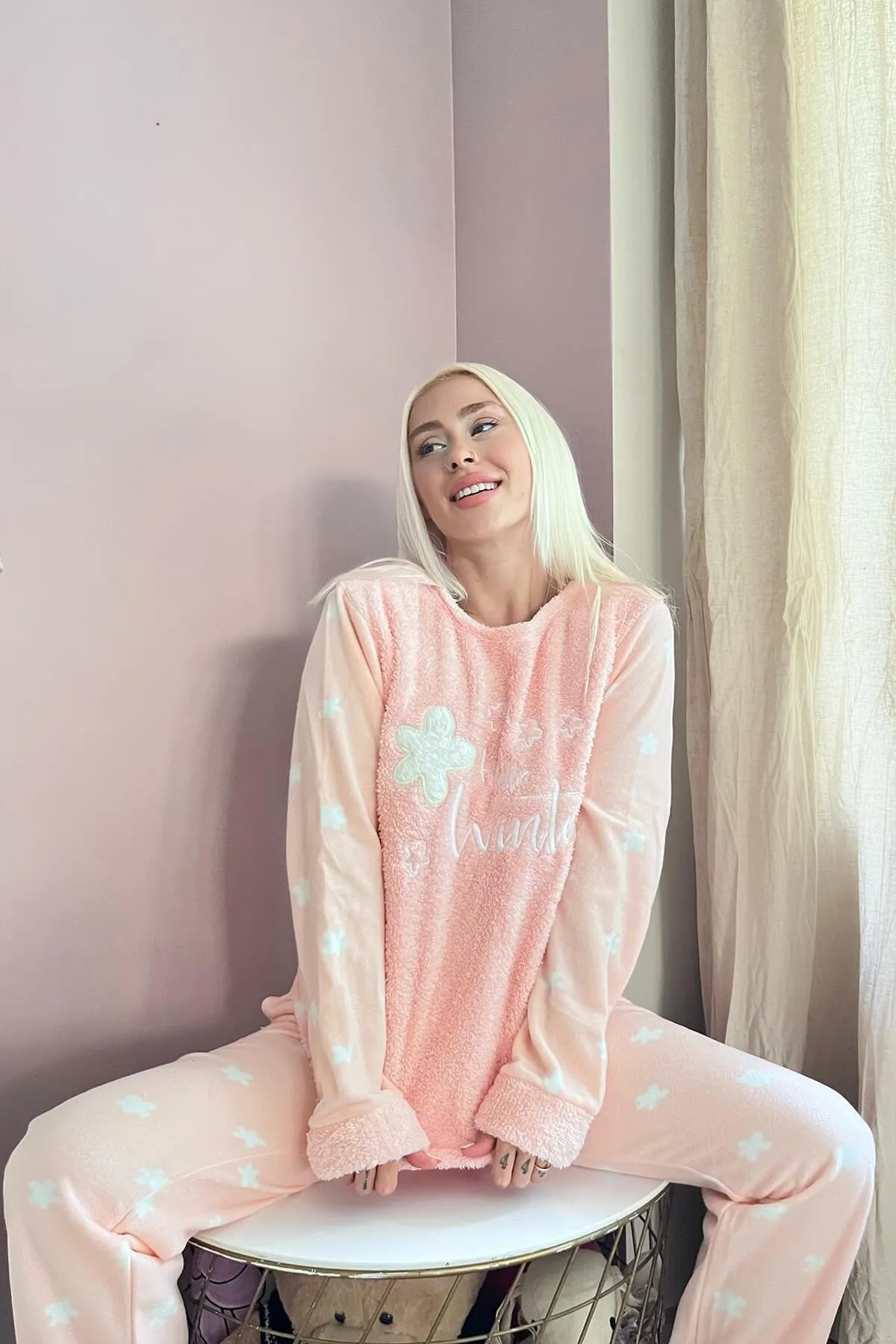 Pijamaevi  Salmon Hello Winter gemustertes Plüsch-Pyjama-Set für Damen