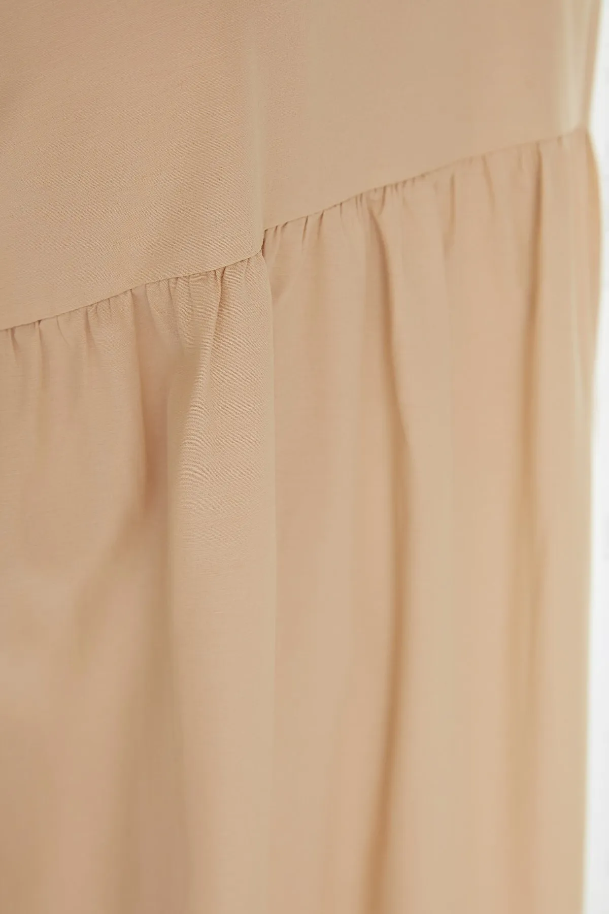 Trendyol Modest  Beiges, gewebtes Kleid aus Baumwolle mit weitem Schnitt und Raffung TCTSS21EL3406