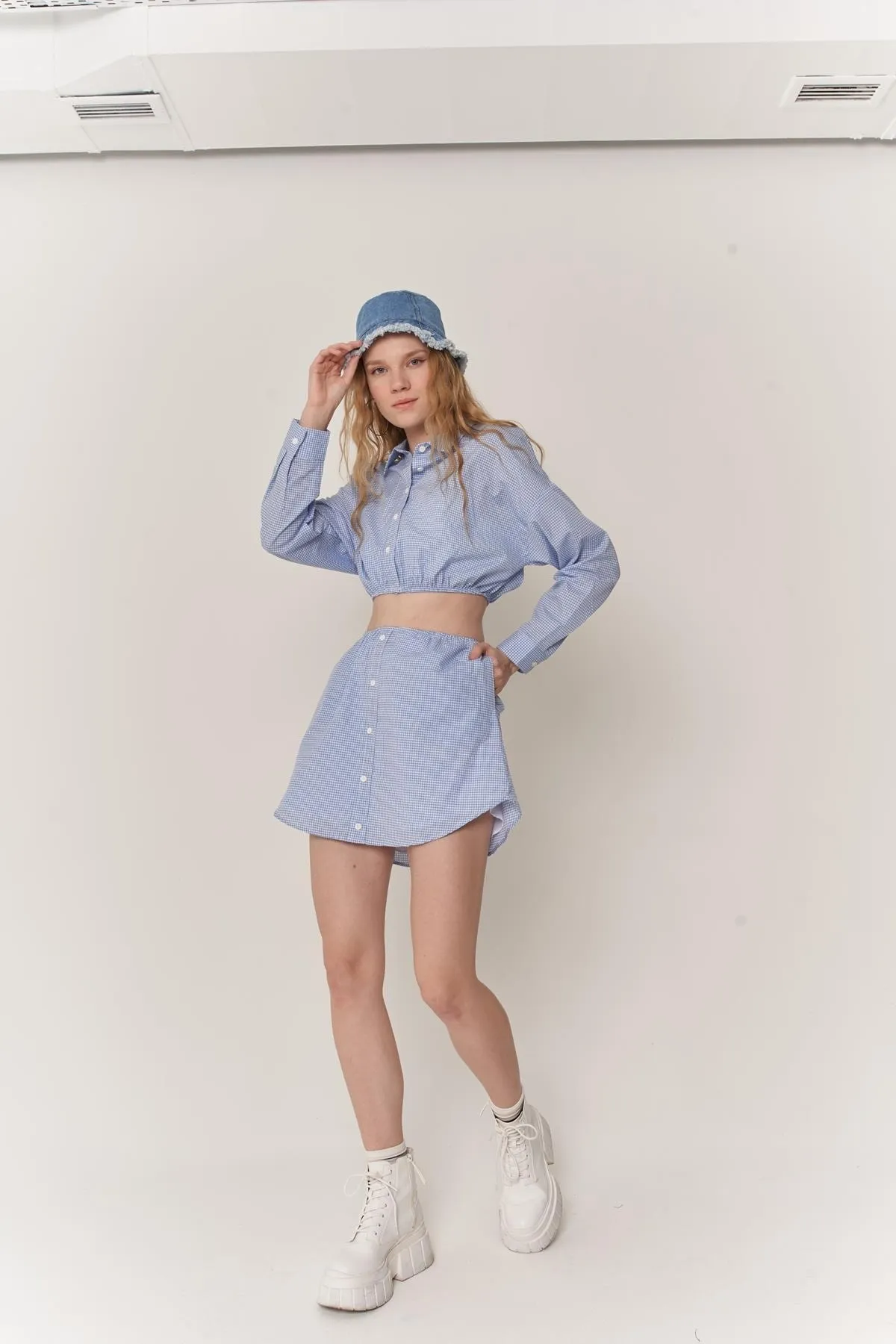 HOLLY LOLLY  Blaues Minirock-Crop-Shirt für Damen mit elastischem Knopfverschluss und Cindy-Bottom-Top-Set