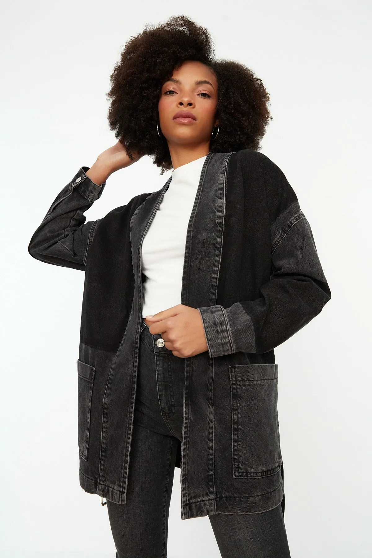 Trendyol Collection  Anthrazitfarbene, übergroße Jeansjacke mit Farbblock und Gürtel TWOSS21CE0186
