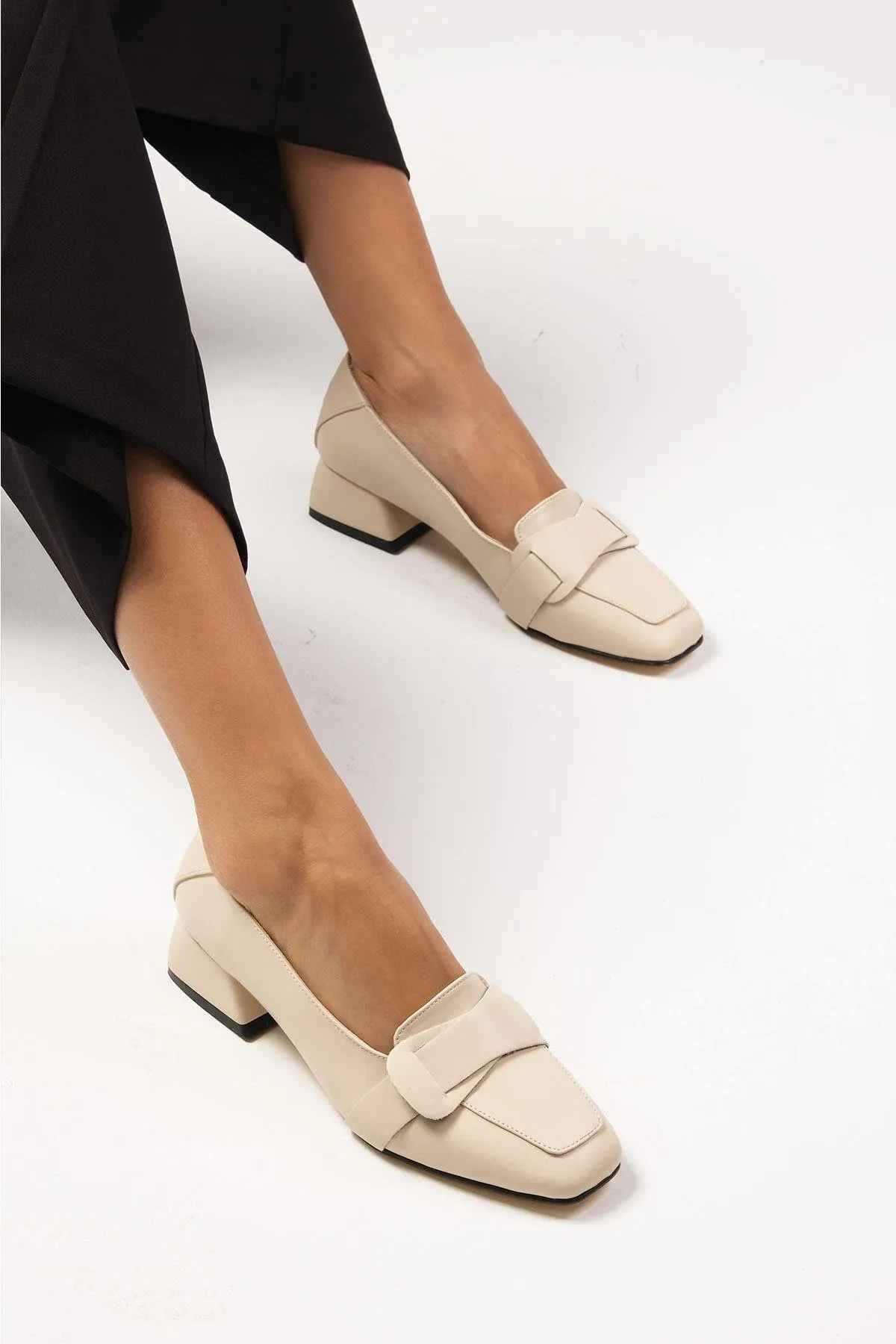 Mio Gusto  Anneka Beigefarbene, stumpfe Damenschuhe mit kurzem Absatz