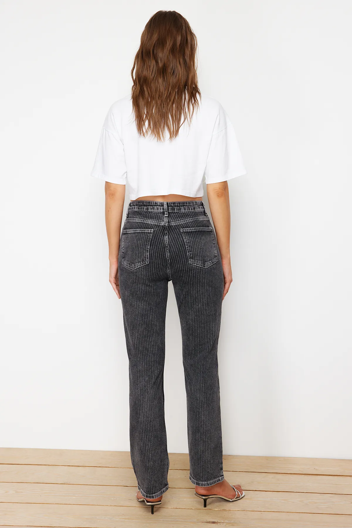Trendyol Collection  Schwarz gestreifte, lange, gerade Jeans mit hoher Taille TWOSS24JE00046