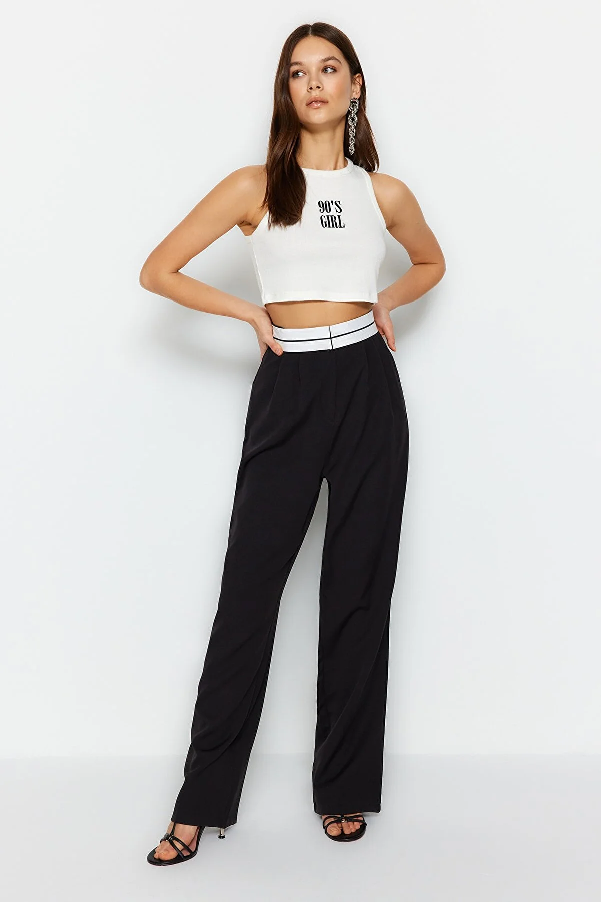Trendyol Collection  Schwarze gewebte Hose mit weitem Bein und hoher Taille und Gürteldetail TWOSS23PL00150