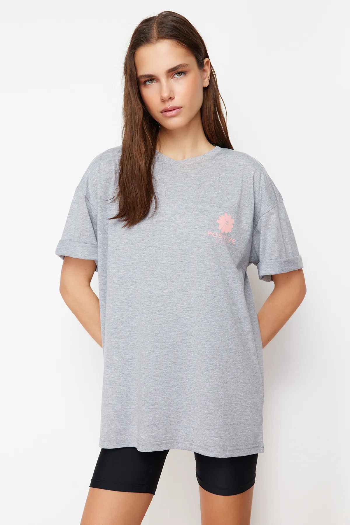 Trendyol Collection  Grau meliertes, hinten bedrucktes, übergroßes/weites Strick-T-Shirt mit Rundhalsausschnitt TWOSS23TS00321