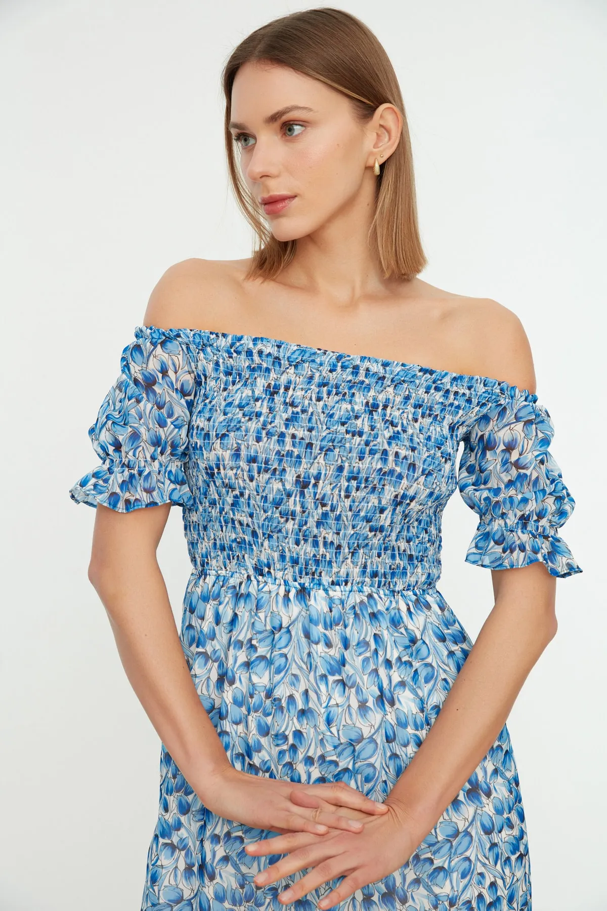 Trendyol Collection  Blaues, florales, Taillenöffnungs-Chiffon-gefüttertes Gimped-Midi-Webkleid TWOSS22EL0813